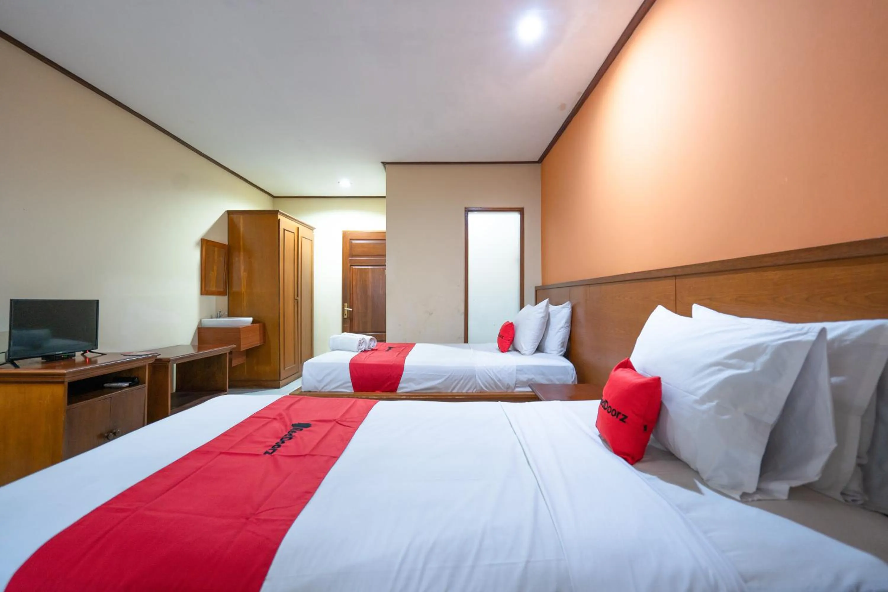 Bedroom in RedDoorz Plus at Mahajaya Hotel Denpasar