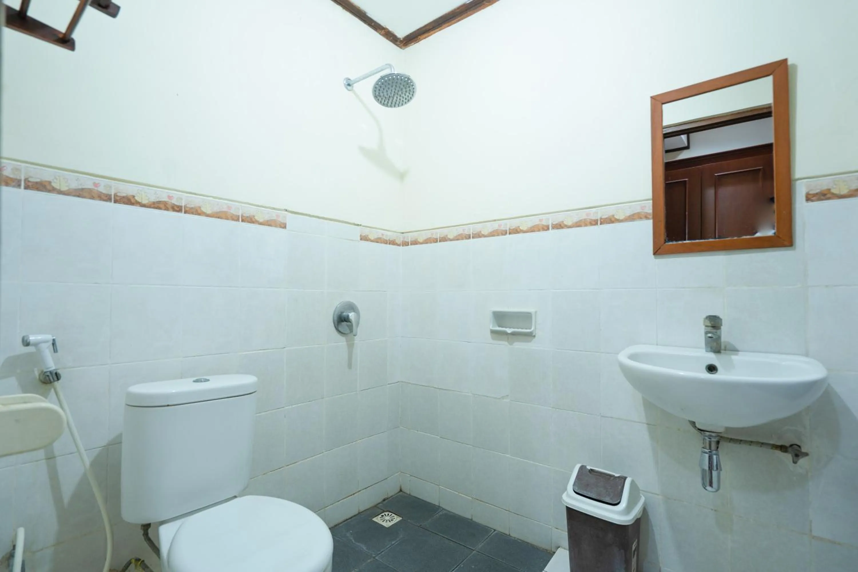 Bathroom in RedDoorz Plus at Mahajaya Hotel Denpasar