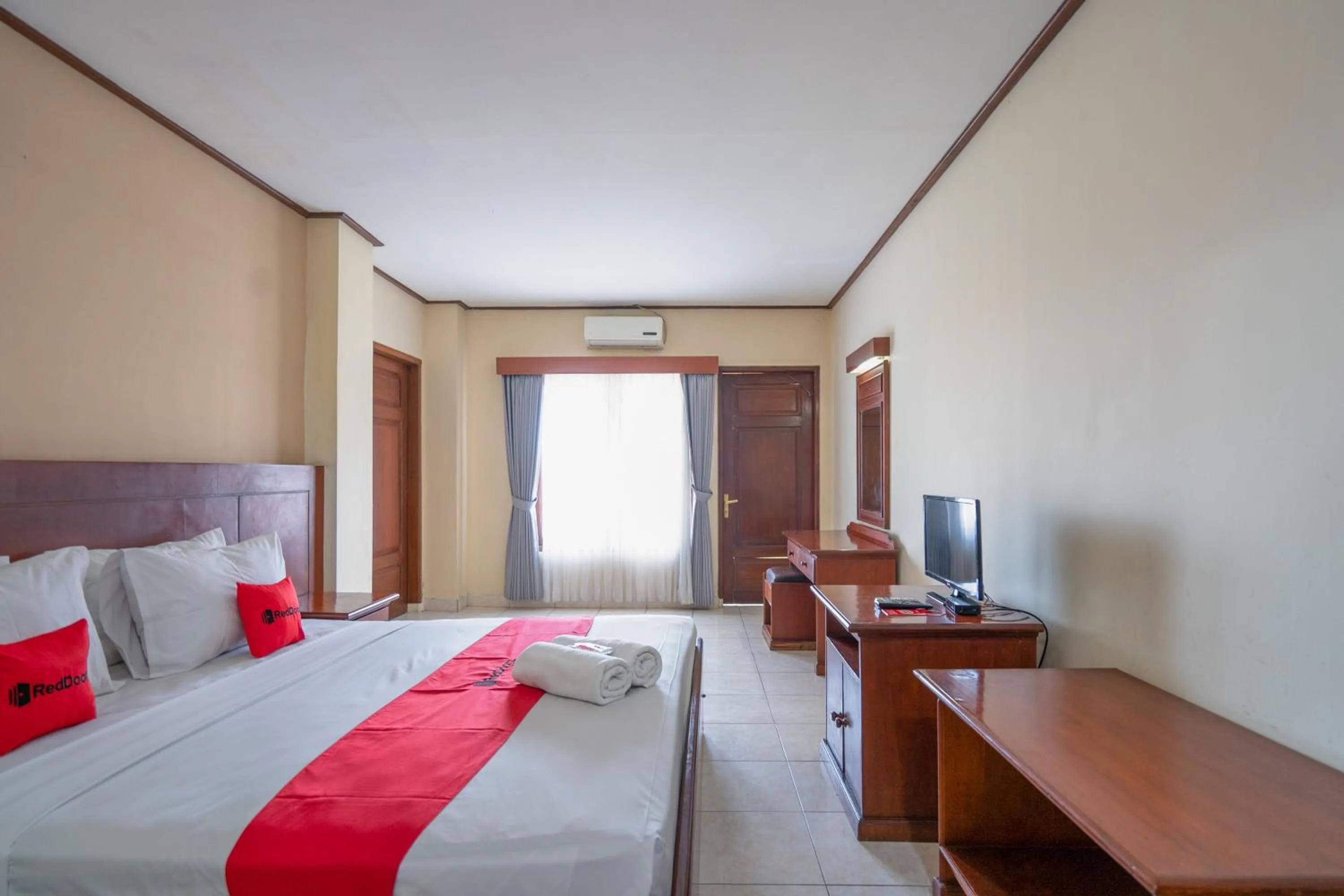 Bedroom in RedDoorz Plus at Mahajaya Hotel Denpasar