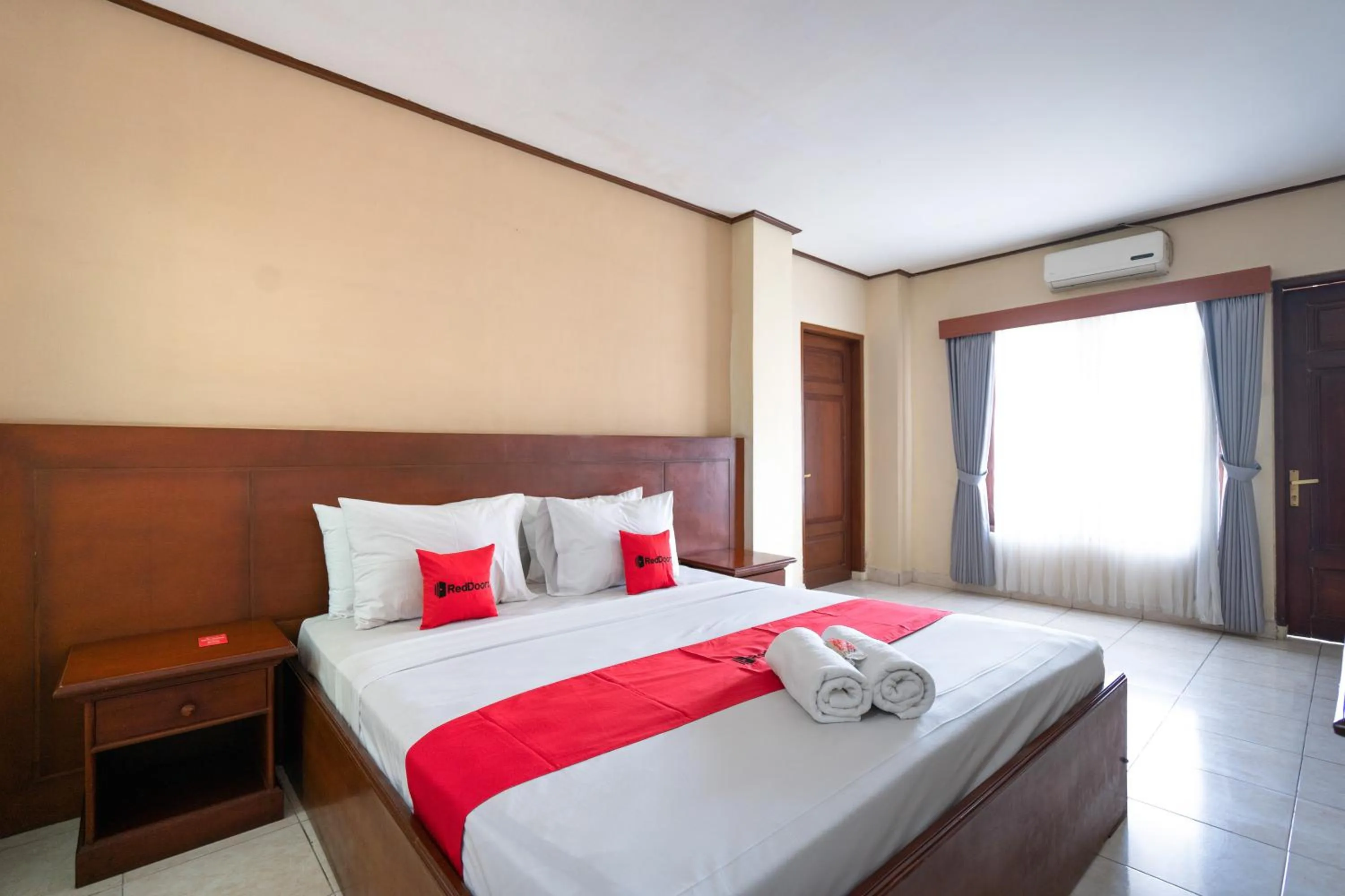 Bedroom in RedDoorz Plus at Mahajaya Hotel Denpasar