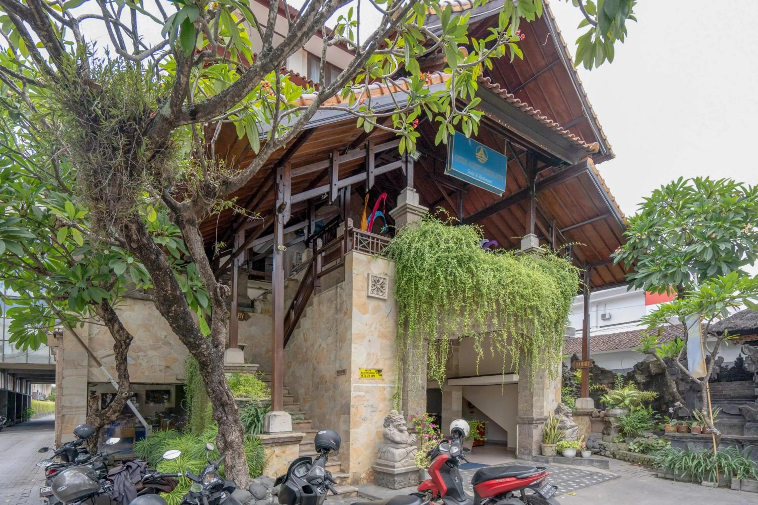 Facade/entrance in RedDoorz Plus at Mahajaya Hotel Denpasar