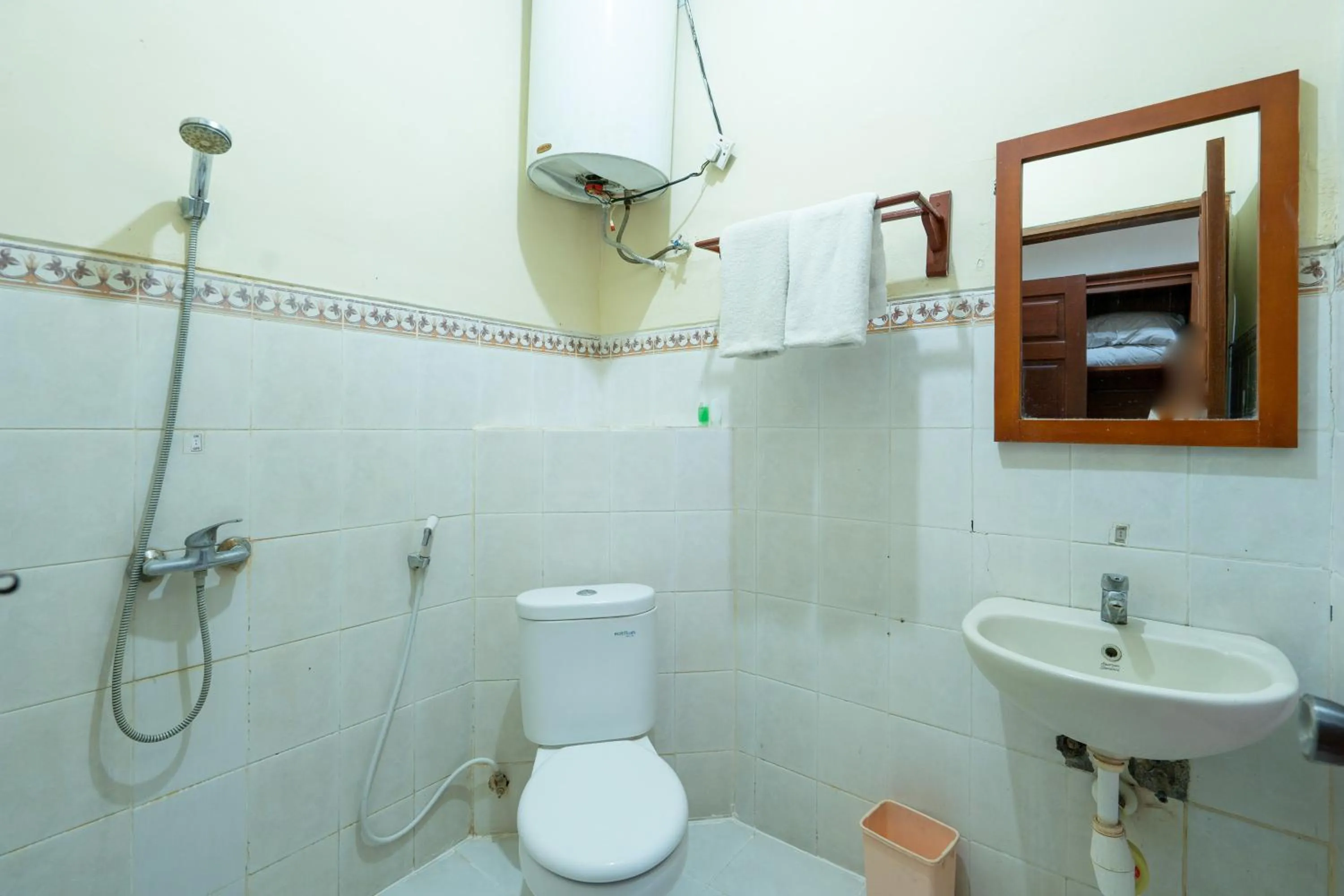 Bathroom in RedDoorz Plus at Mahajaya Hotel Denpasar