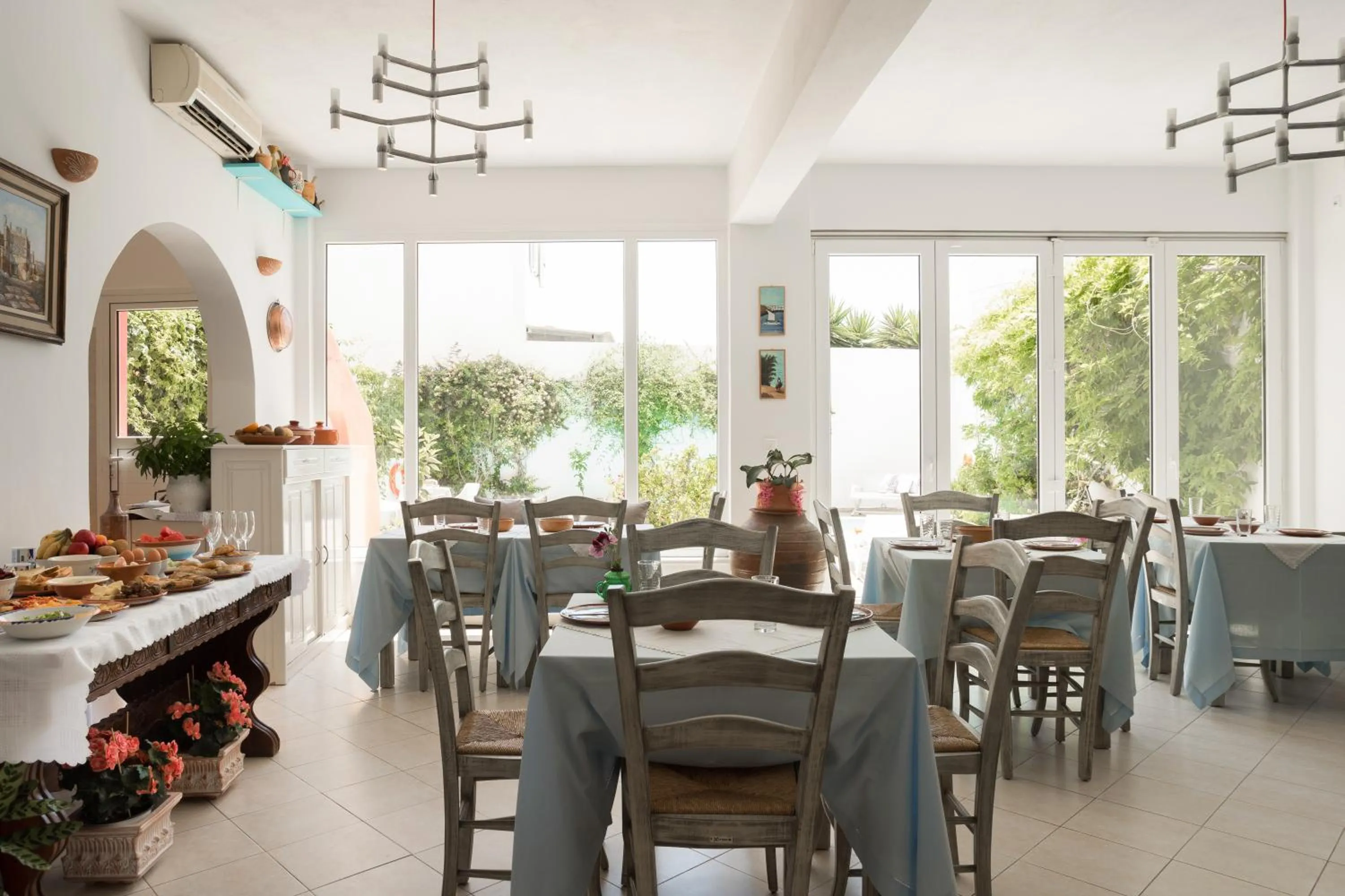 Restaurant/places to eat in Tinos Resort