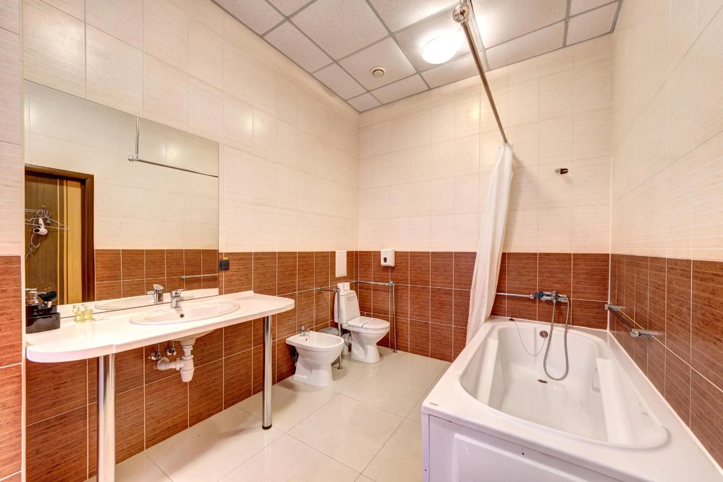 Toilet in Terra Nova Sport&Spa Hotel