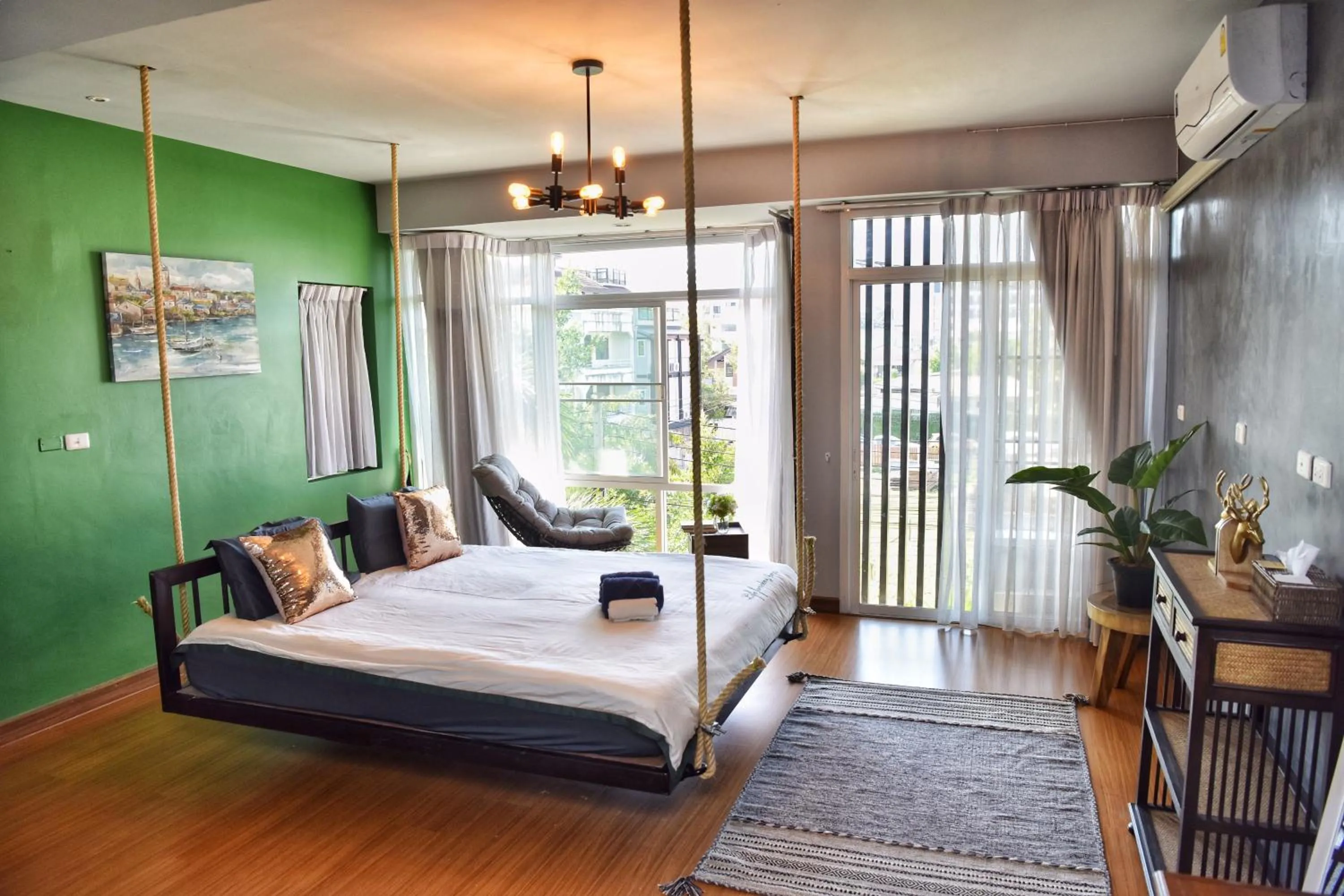 Bedroom, Bed in Arbor's house