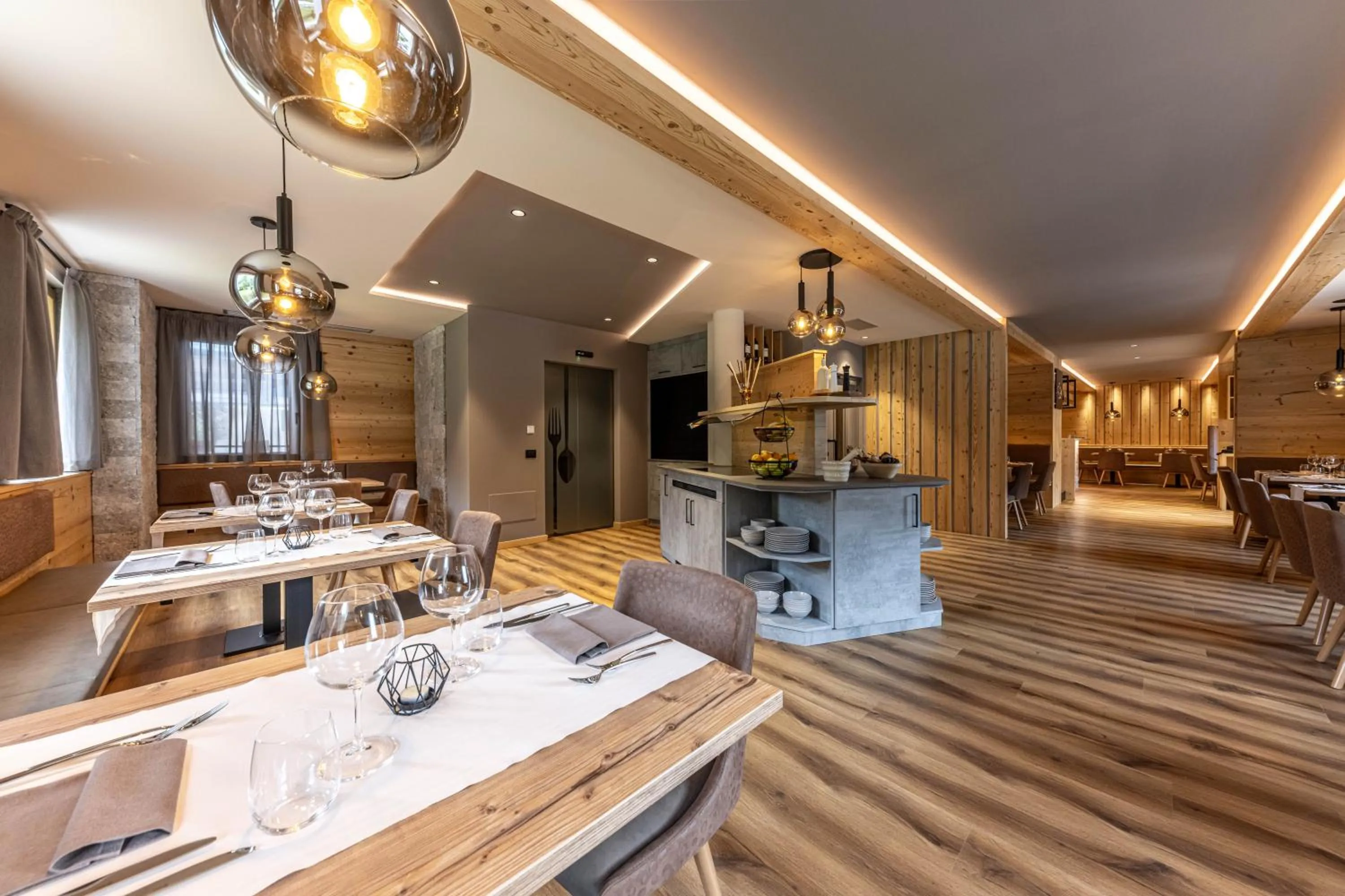 Restaurant/places to eat in Hotel Laste'