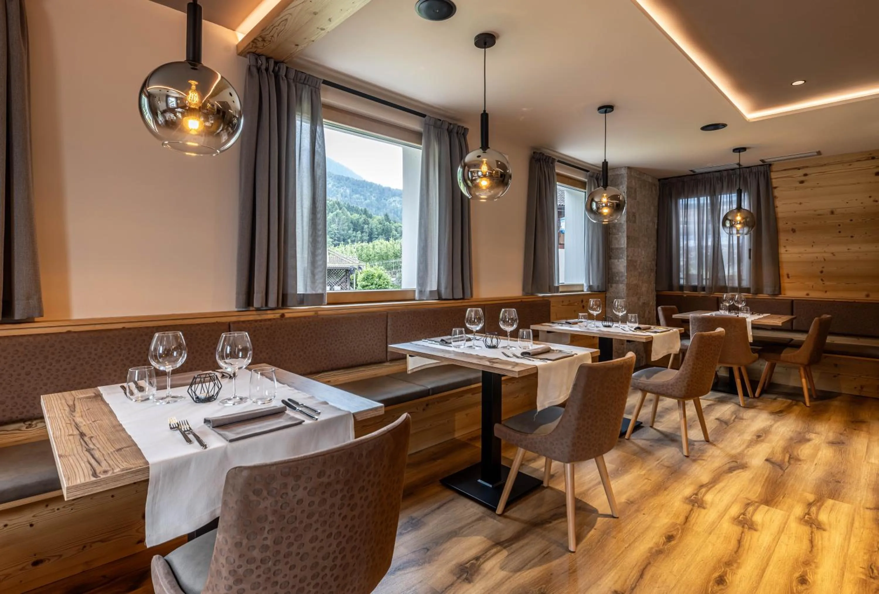 Restaurant/places to eat in Hotel Laste'