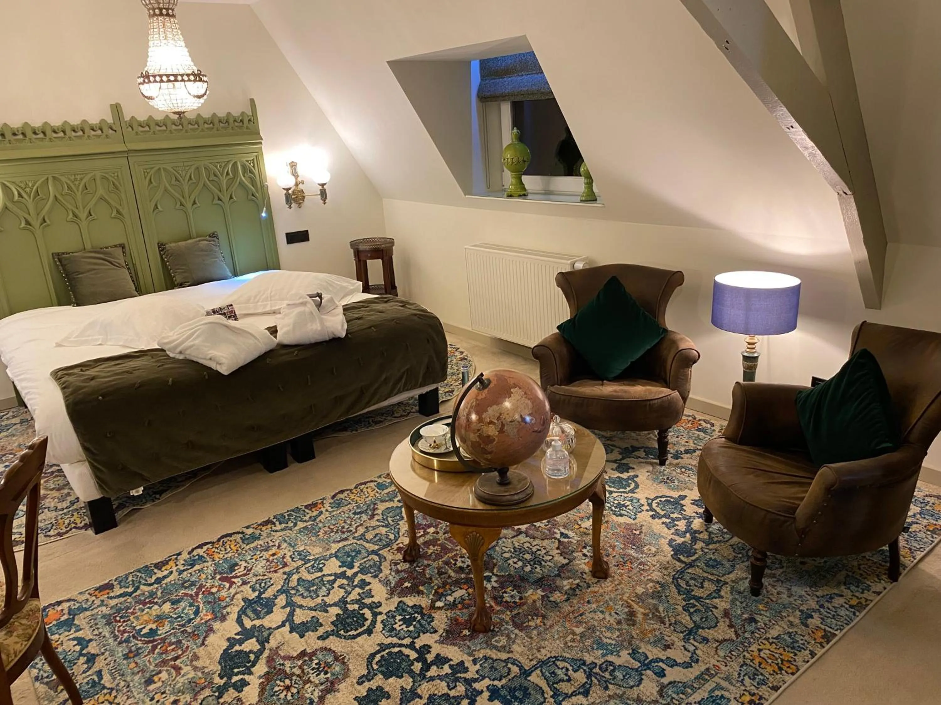 Living room, Bed in Au Petit Manoir