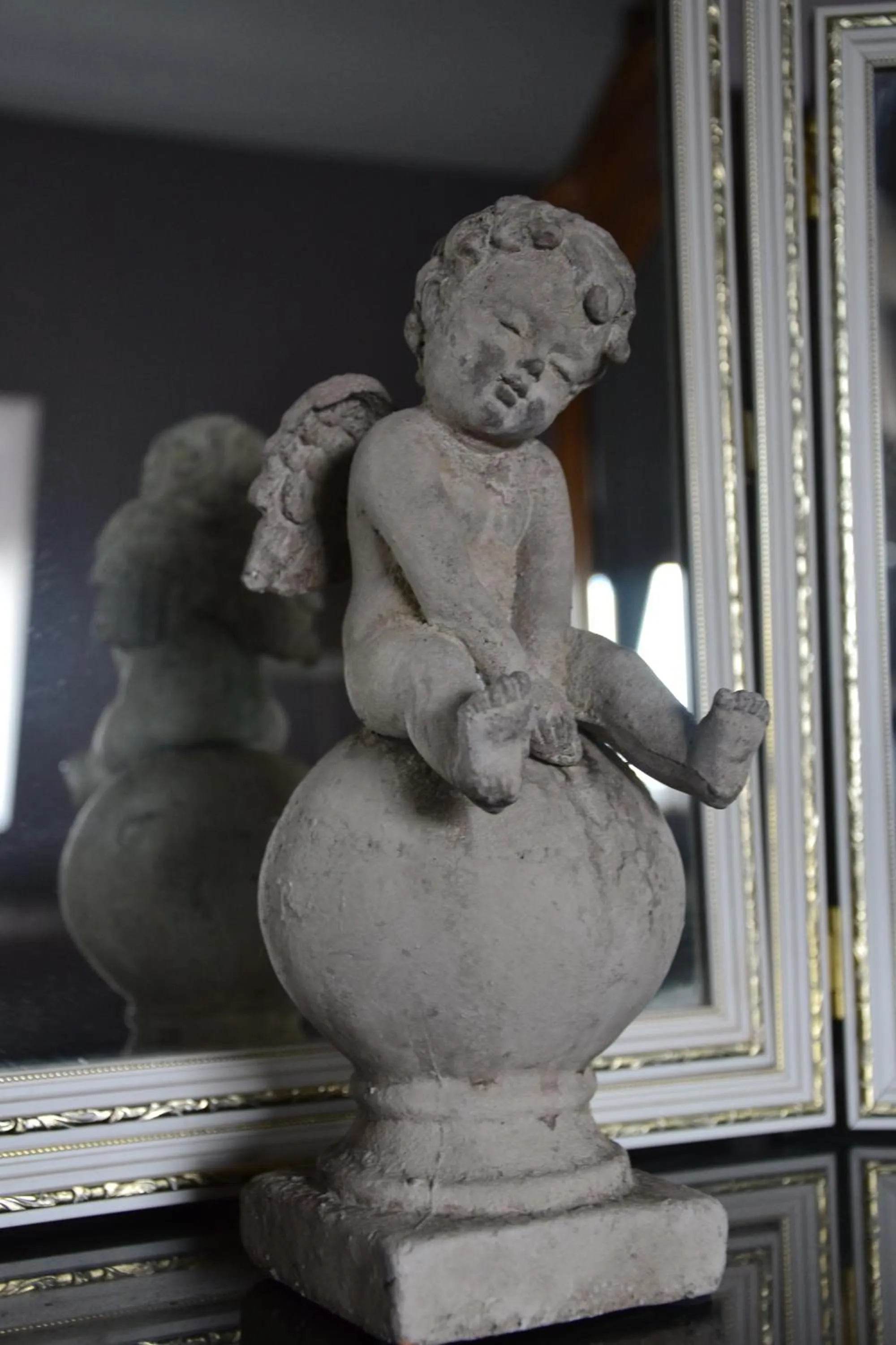 Decorative detail in Au Petit Manoir