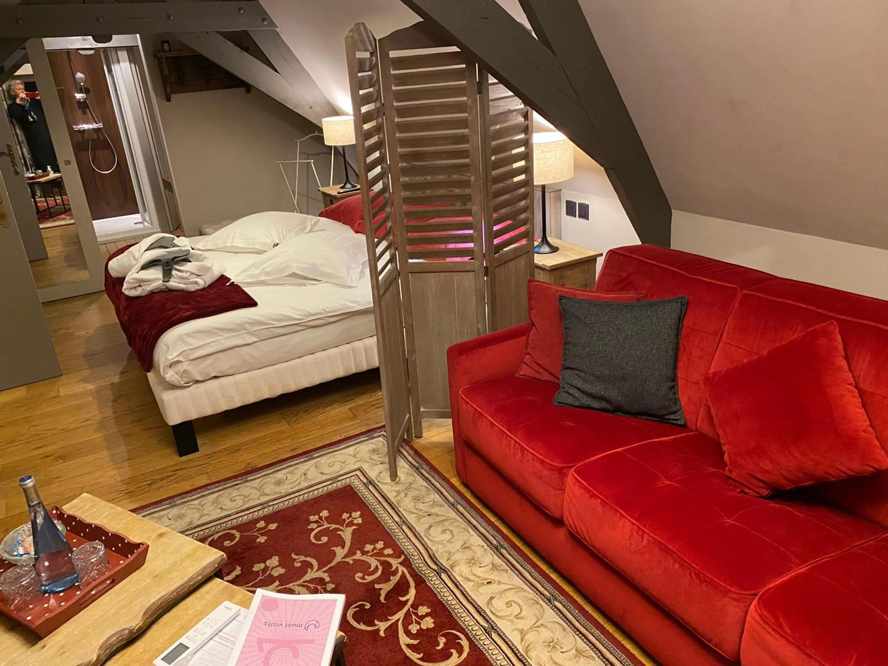 Living room, Bed in Au Petit Manoir