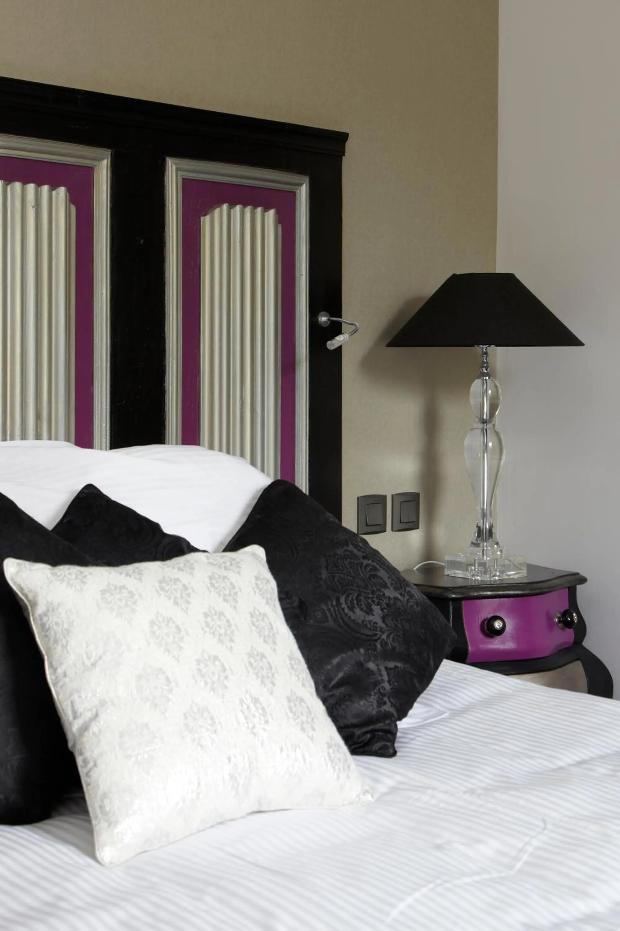 Decorative detail, Bed in Au Petit Manoir