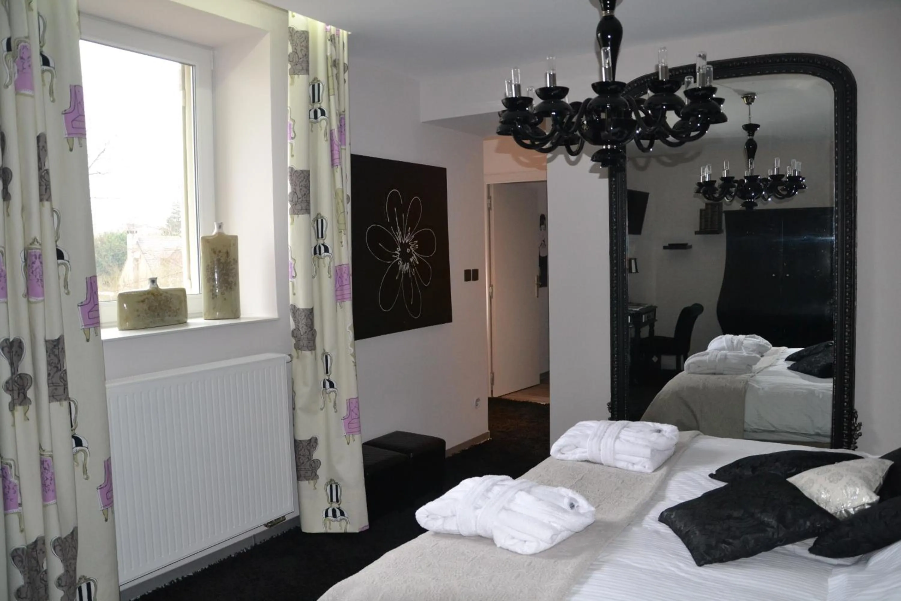 Day, Bed in Au Petit Manoir