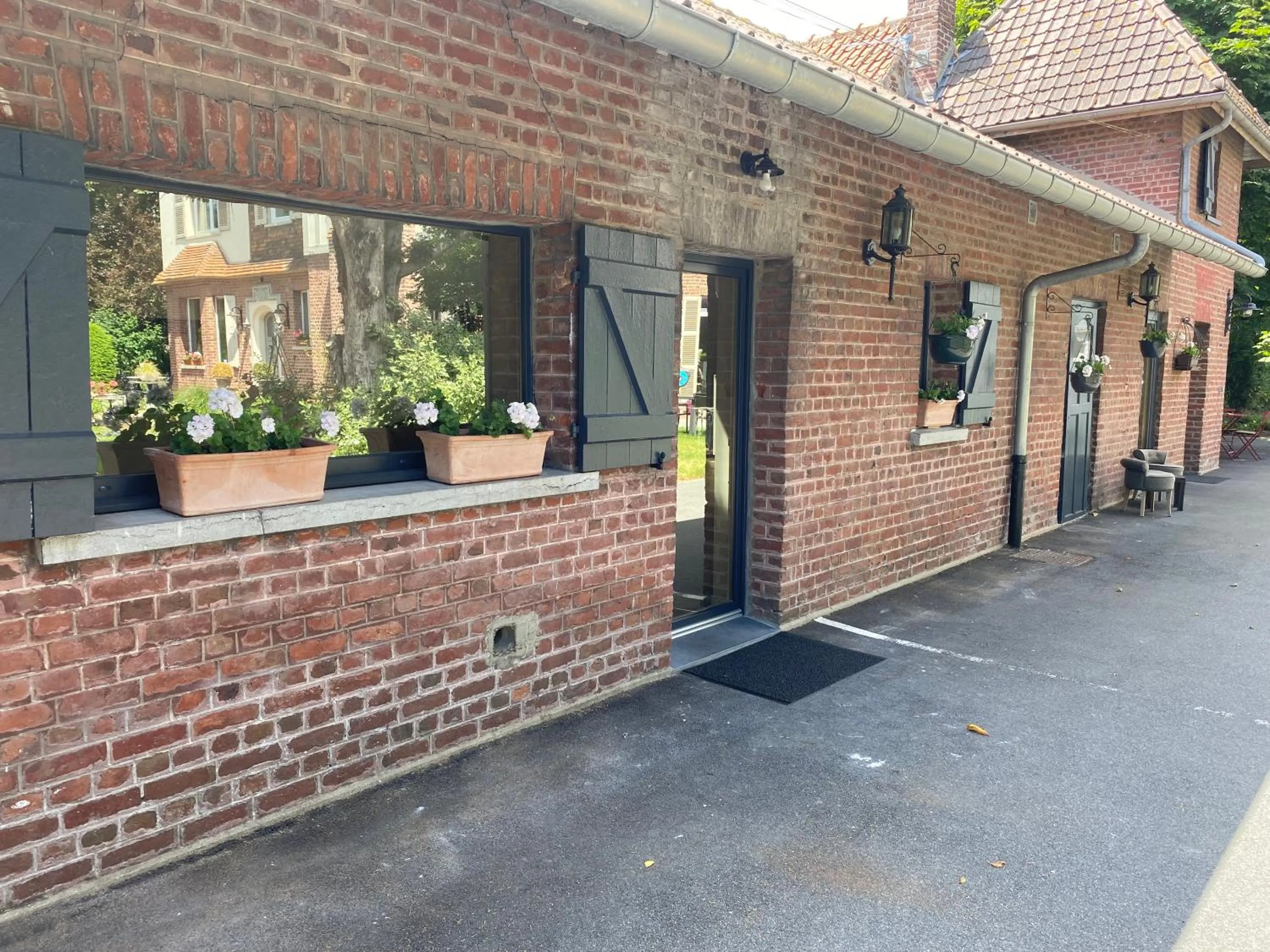 Property building in Au Petit Manoir