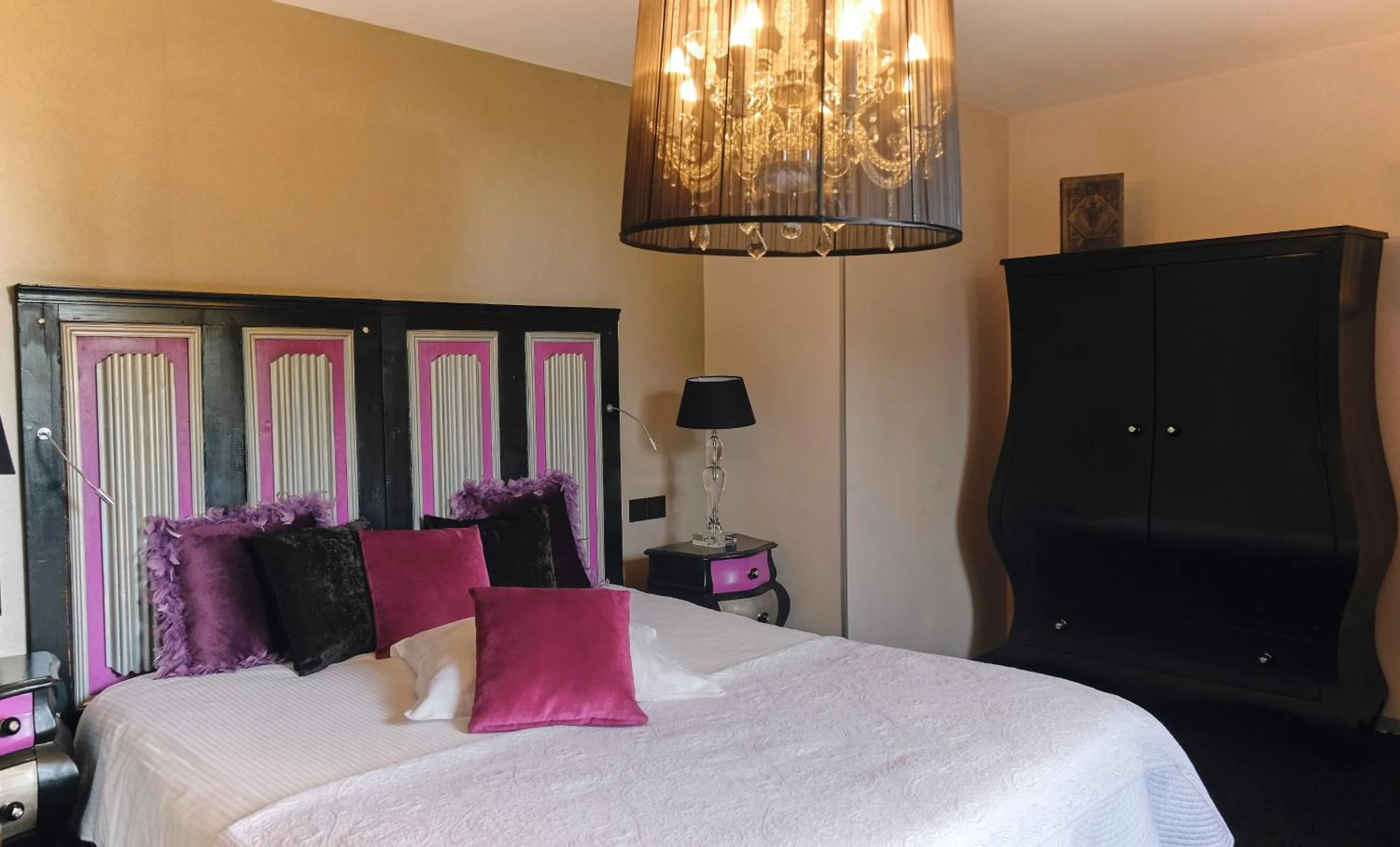 Photo of the whole room, Bed in Au Petit Manoir