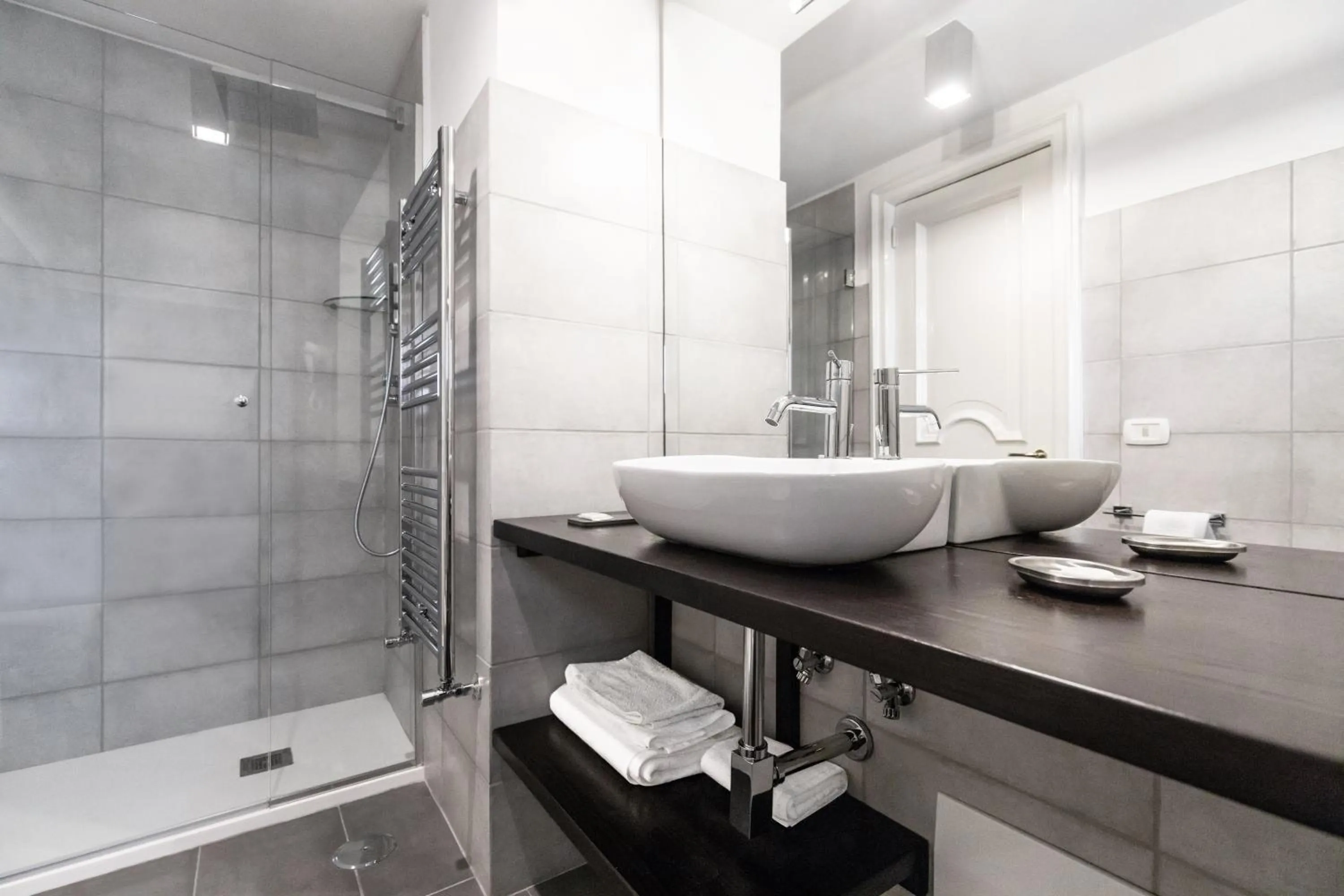 Shower in Gramsci Suites