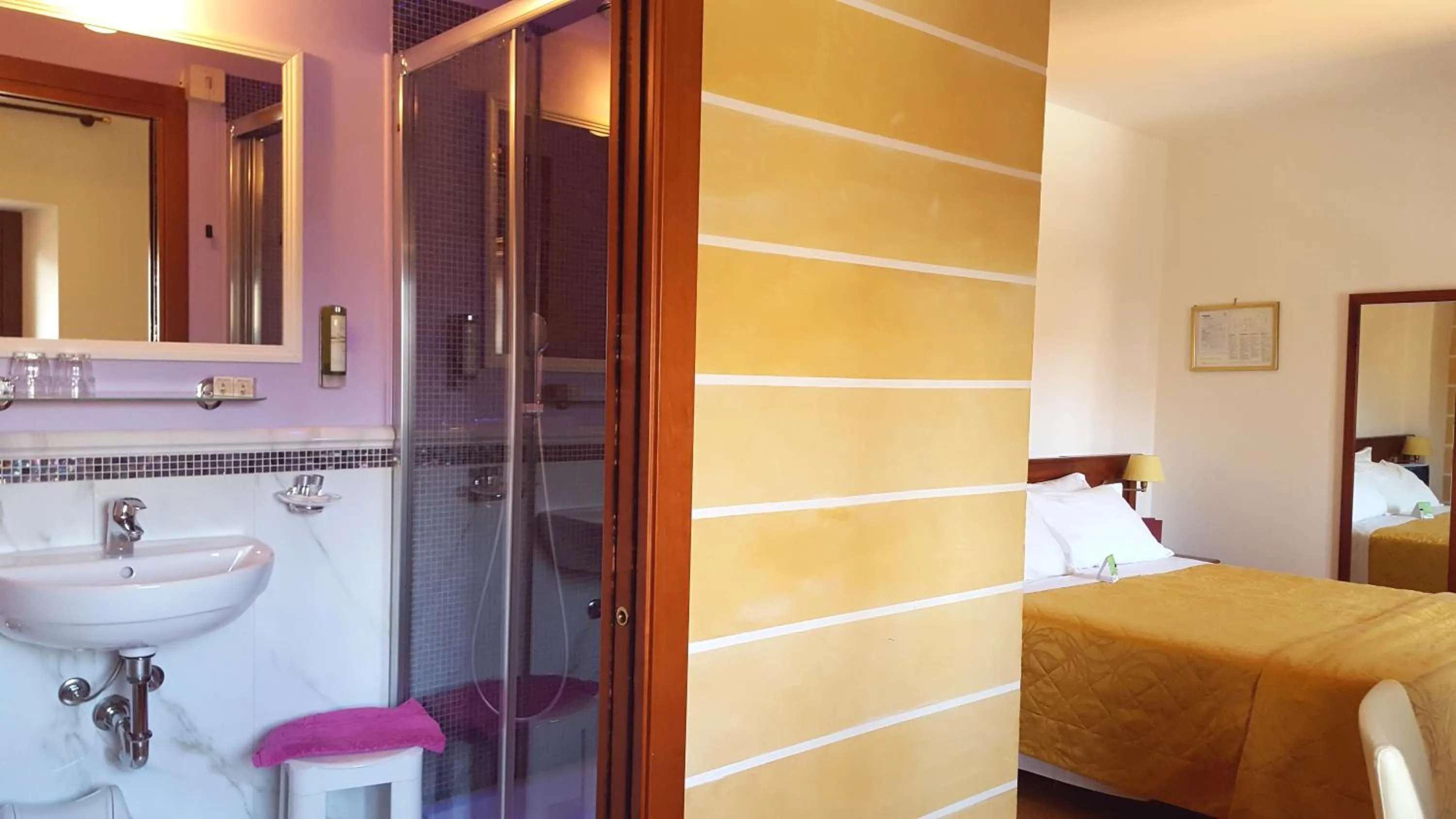 Bedroom, Bed in Hotel Aurora