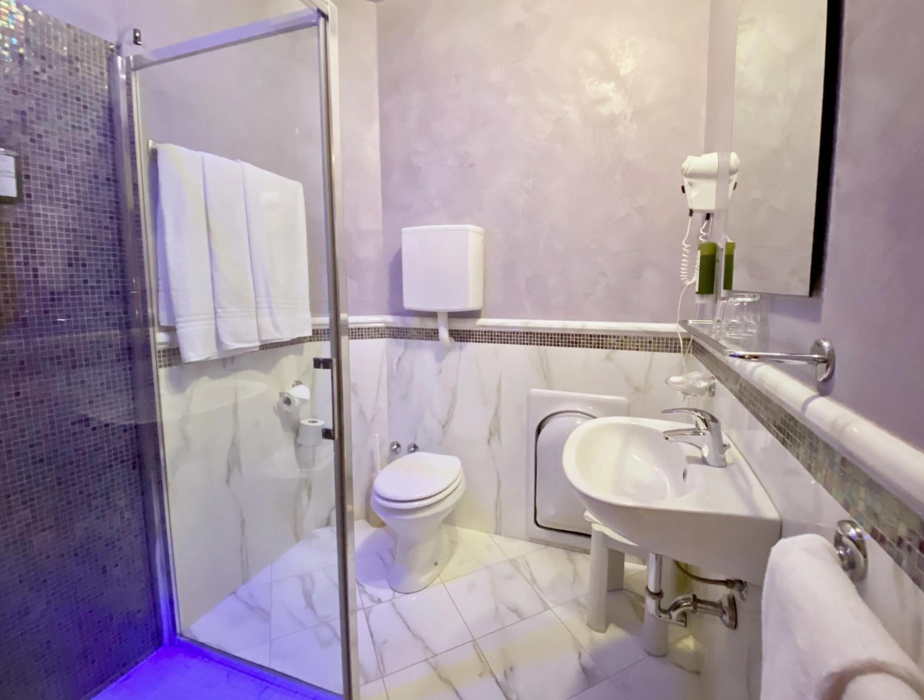 Shower in Hotel Aurora