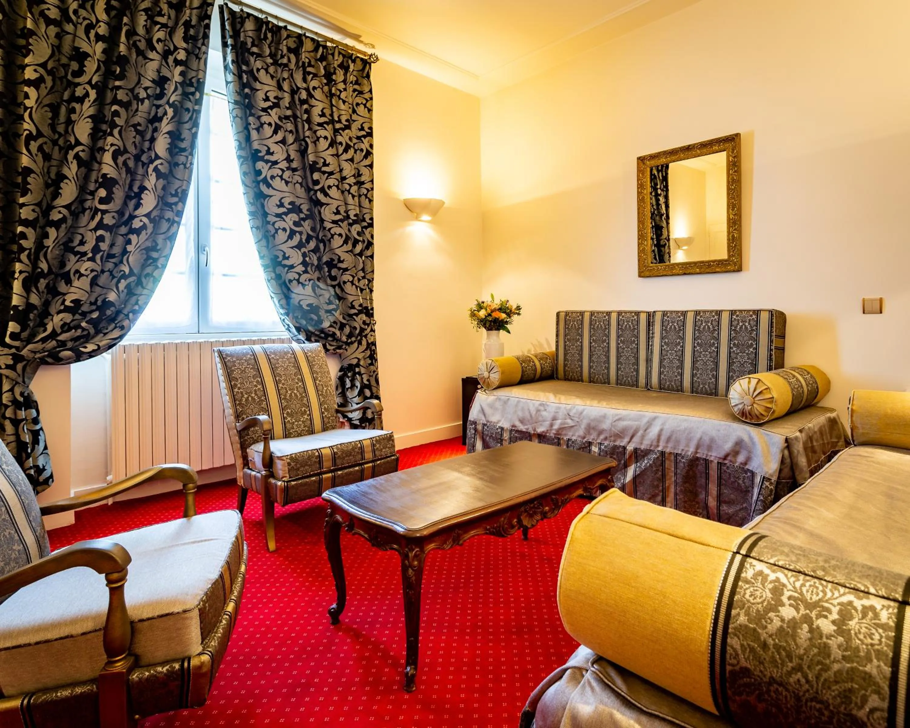 Living room, Bed in Hotel Restaurant Le Centenaire