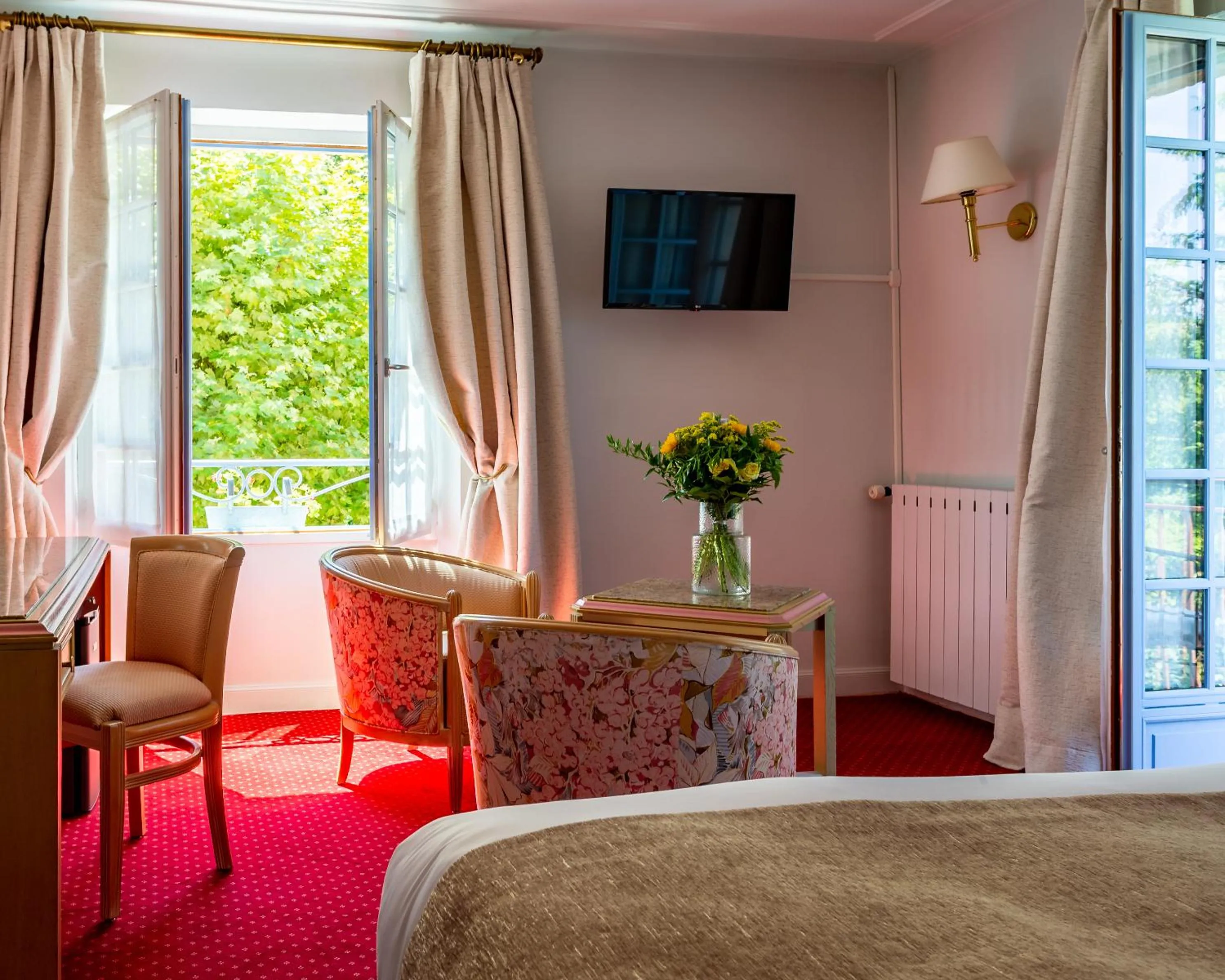 Living room, Bed in Hotel Restaurant Le Centenaire