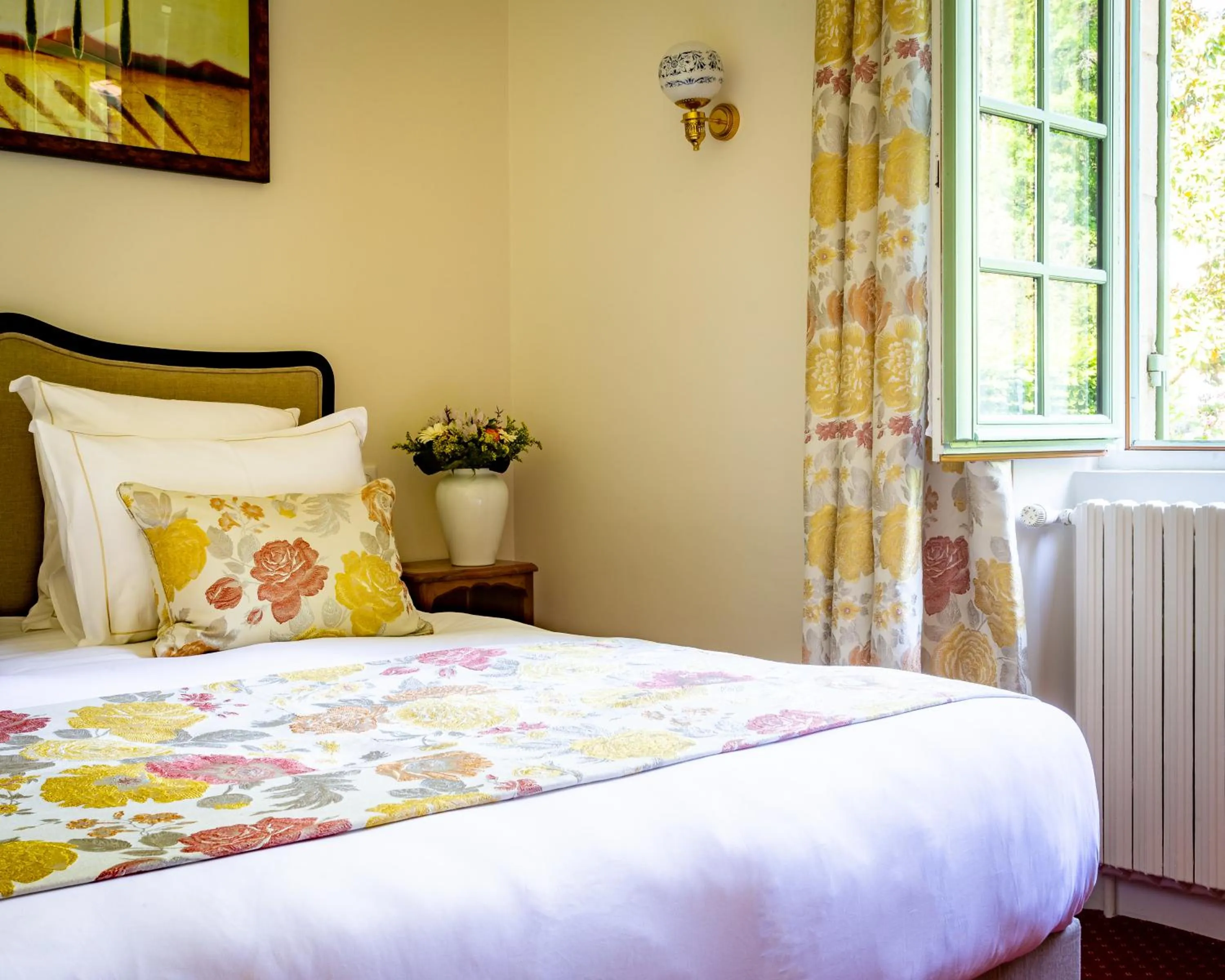 Bed in Hotel Restaurant Le Centenaire