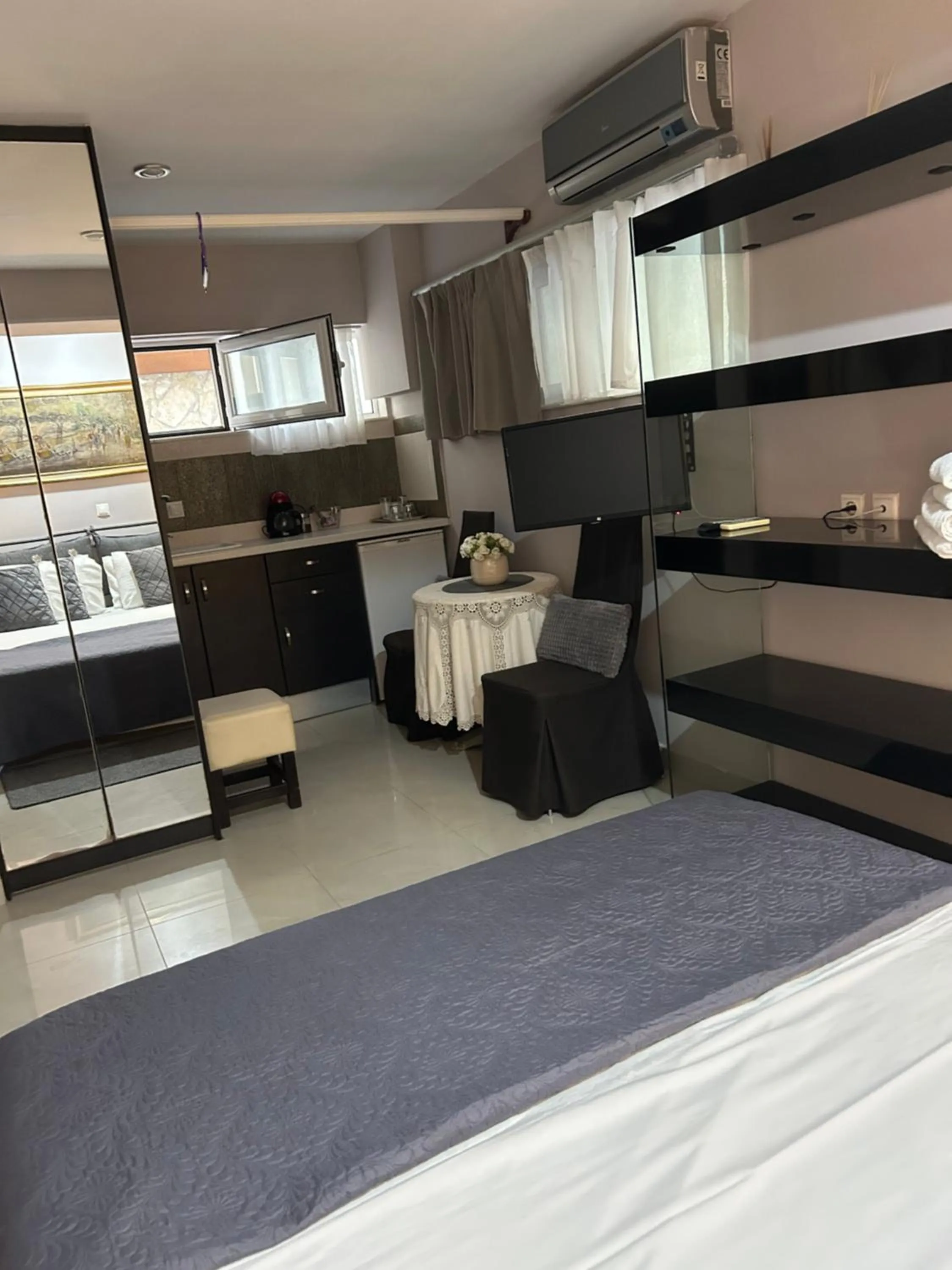 Photo of the whole room, Bed in Palataki Residence