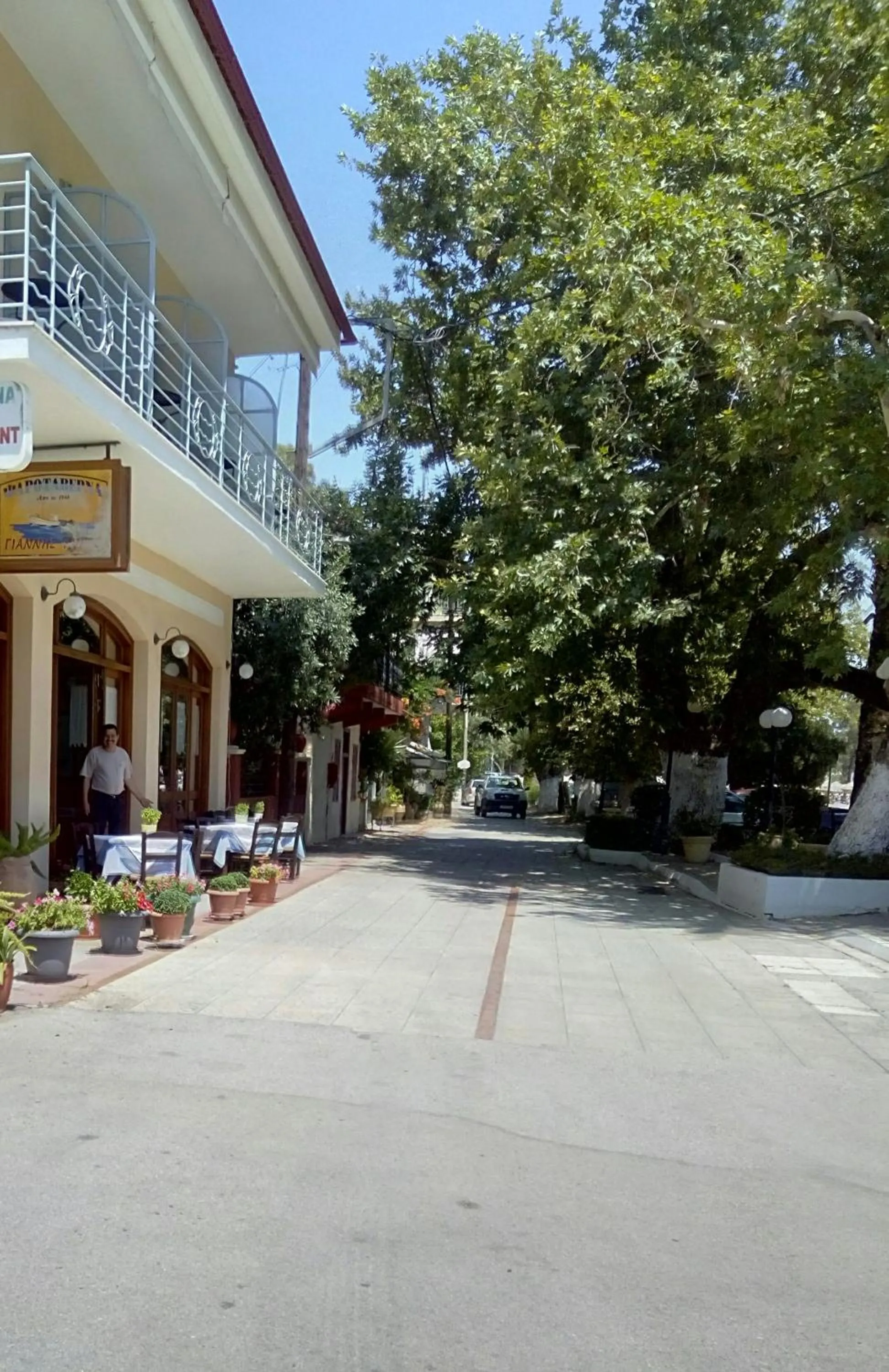 Restaurant/places to eat in Palataki Residence