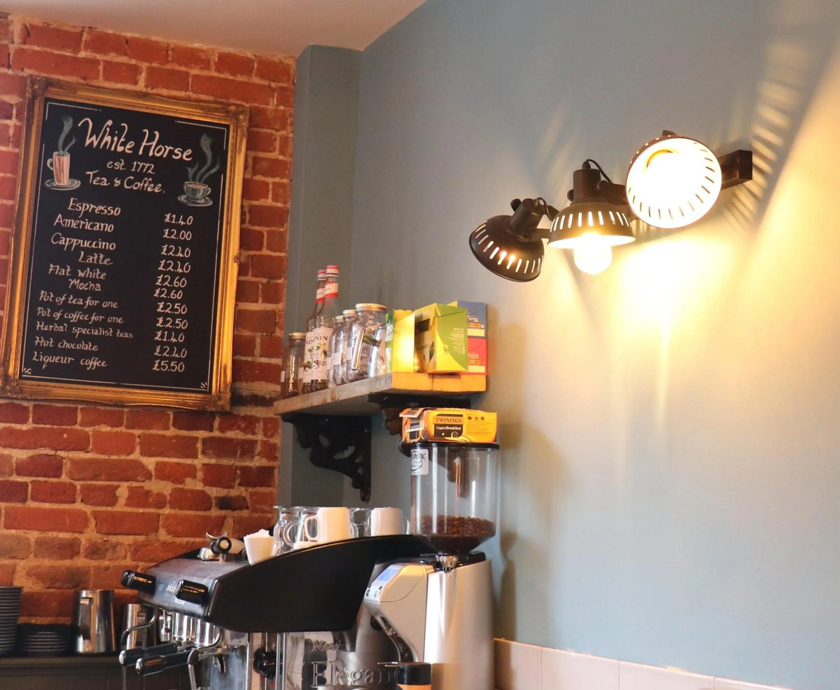 Restaurant/places to eat in The White Horse Hotel