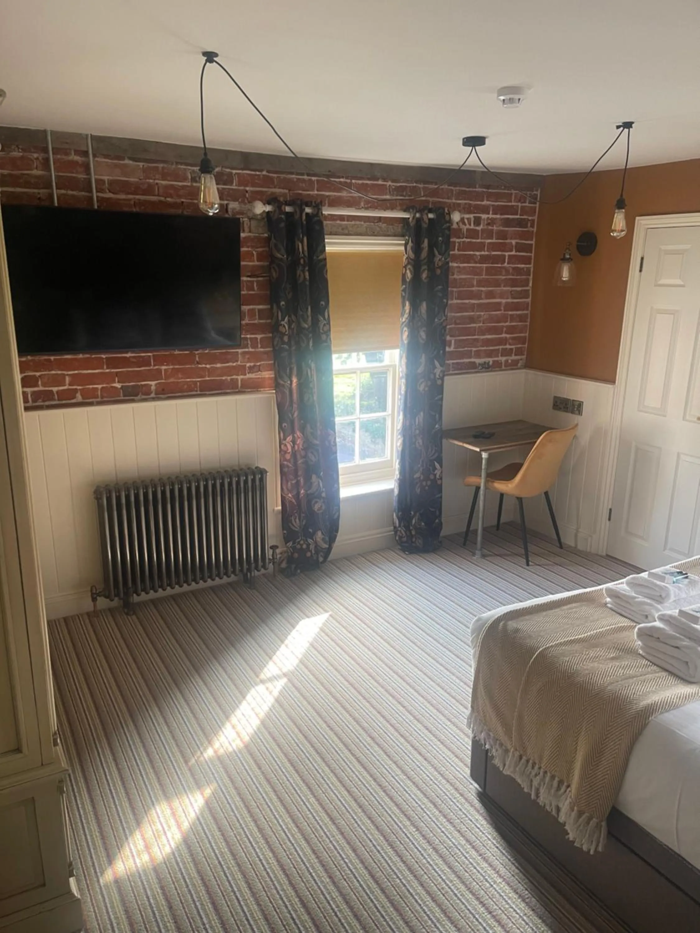 TV and multimedia, Bed in The White Horse Hotel