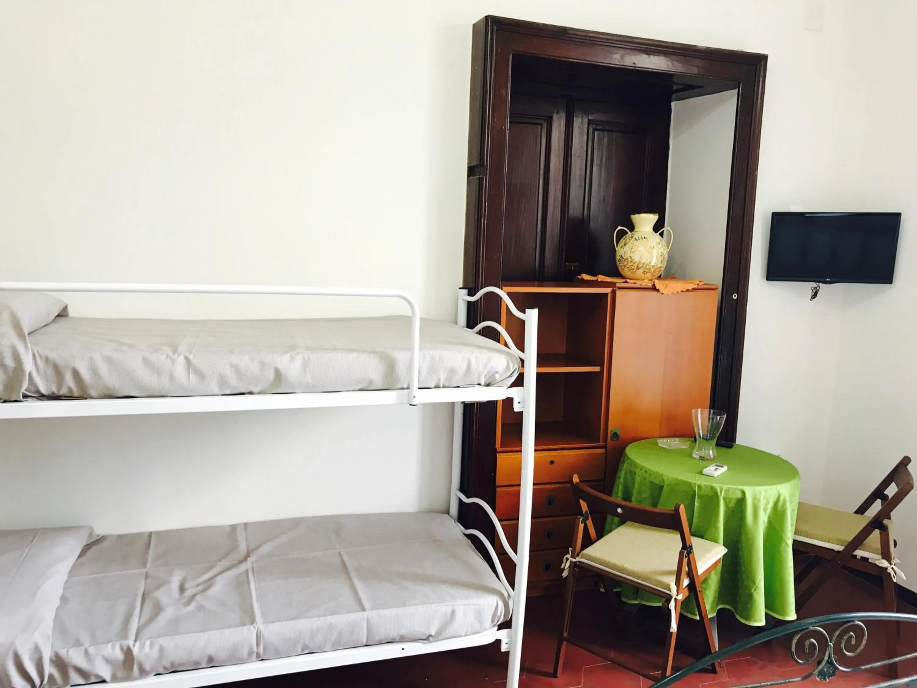 Photo of the whole room, Bed in Parthenope's home