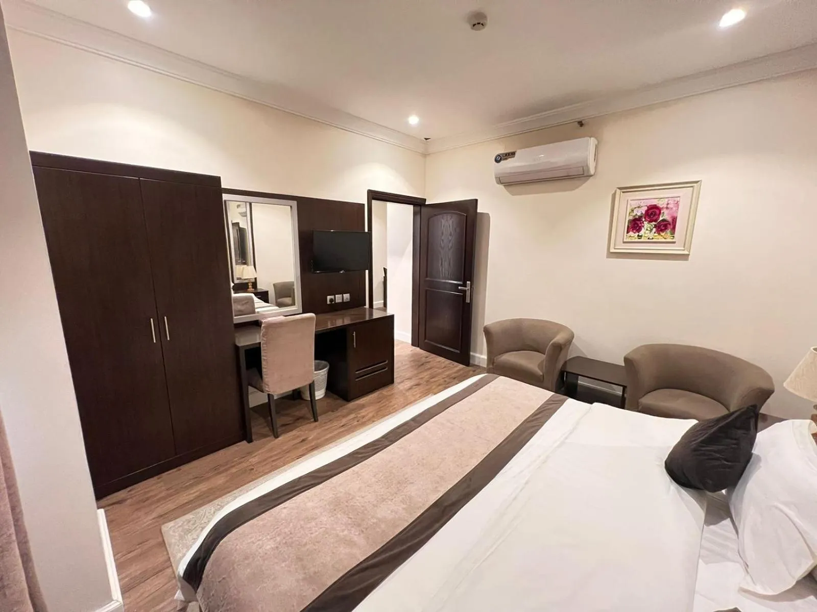TV and multimedia, Bed in Alshaheen Suites