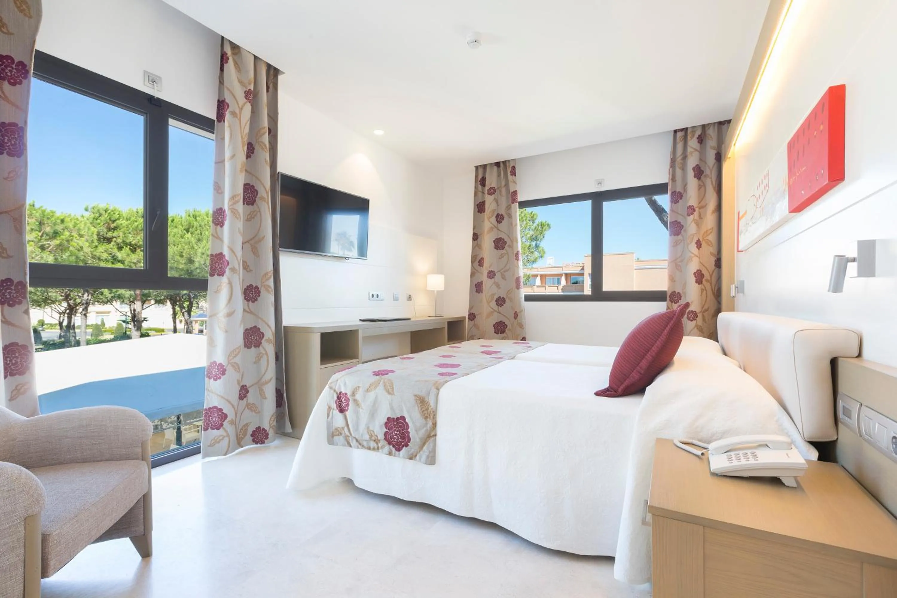 Property building, Bed in Hipotels Barrosa Garden