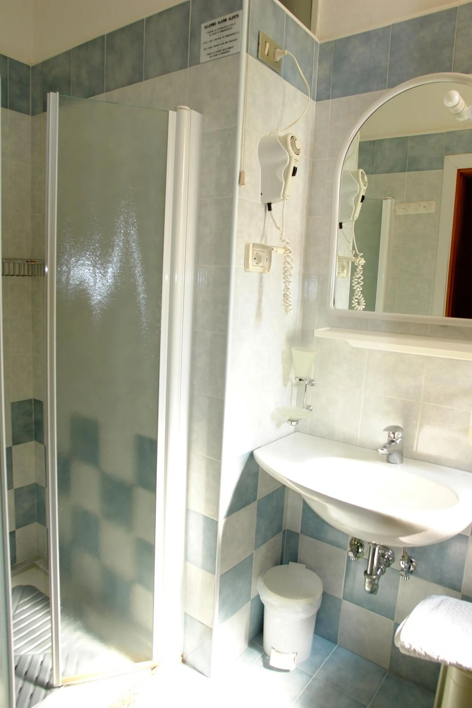 Shower in Hotel Toledo