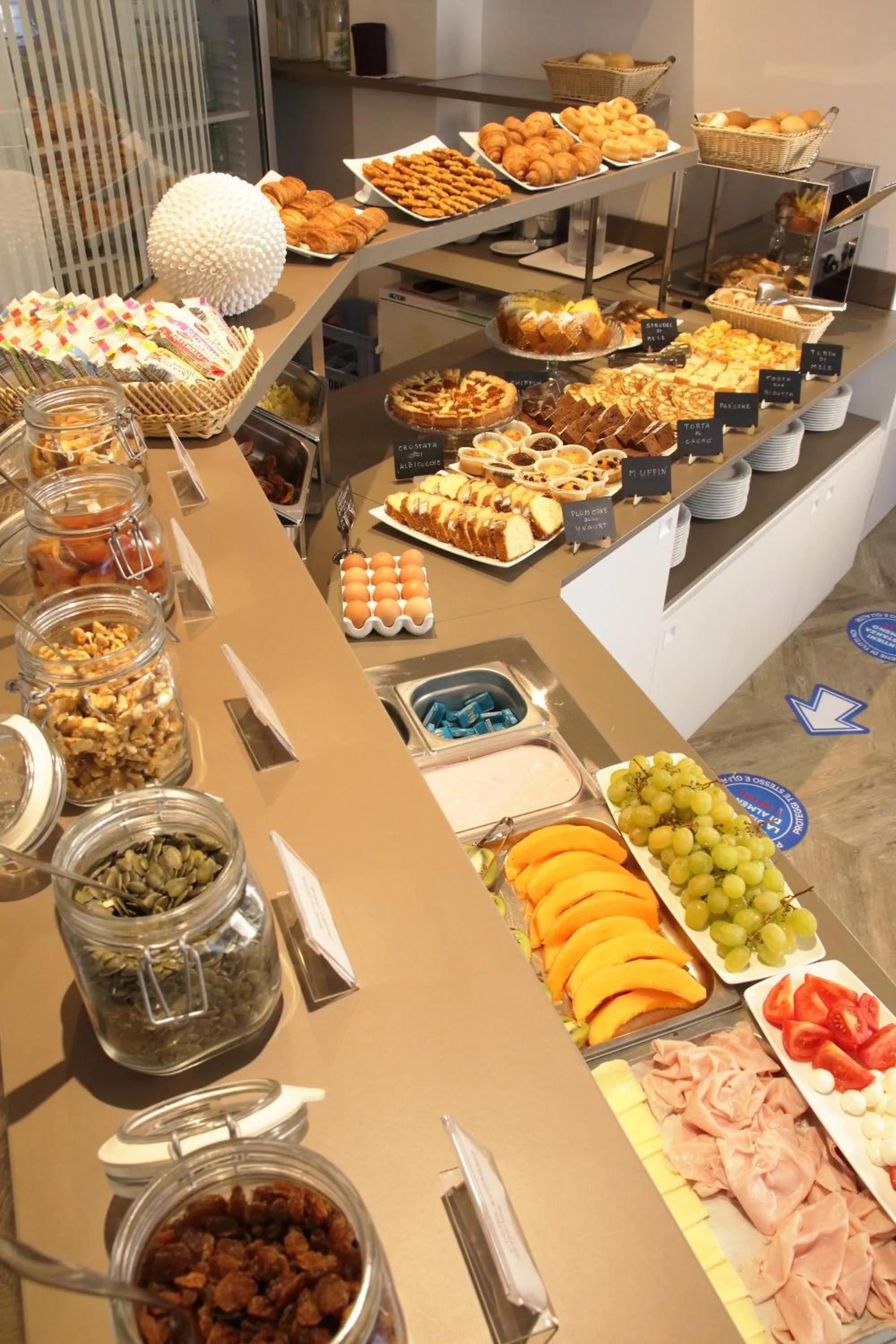 Restaurant/places to eat in Hotel Toledo