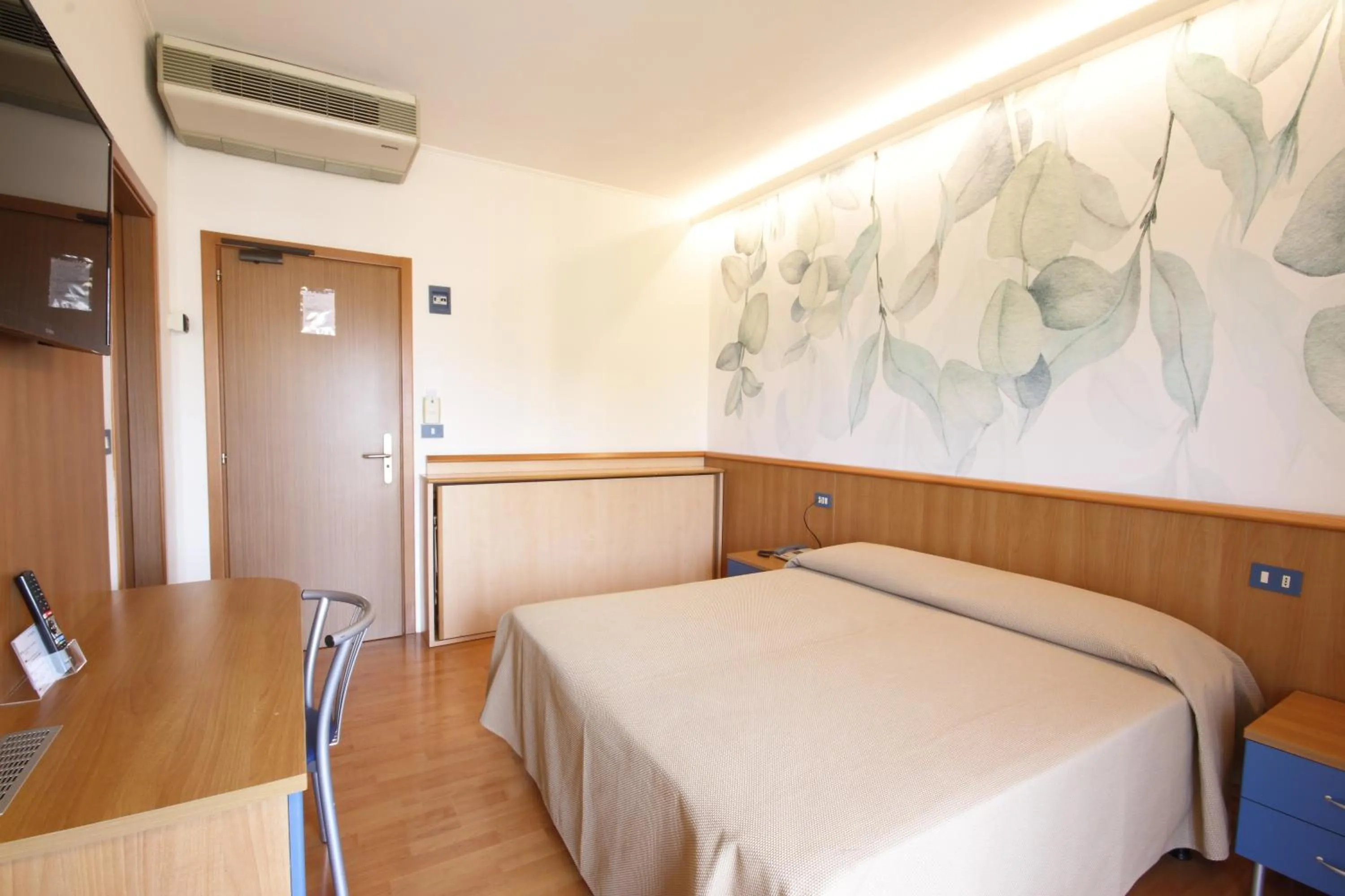 View (from property/room), Bed in Hotel Toledo