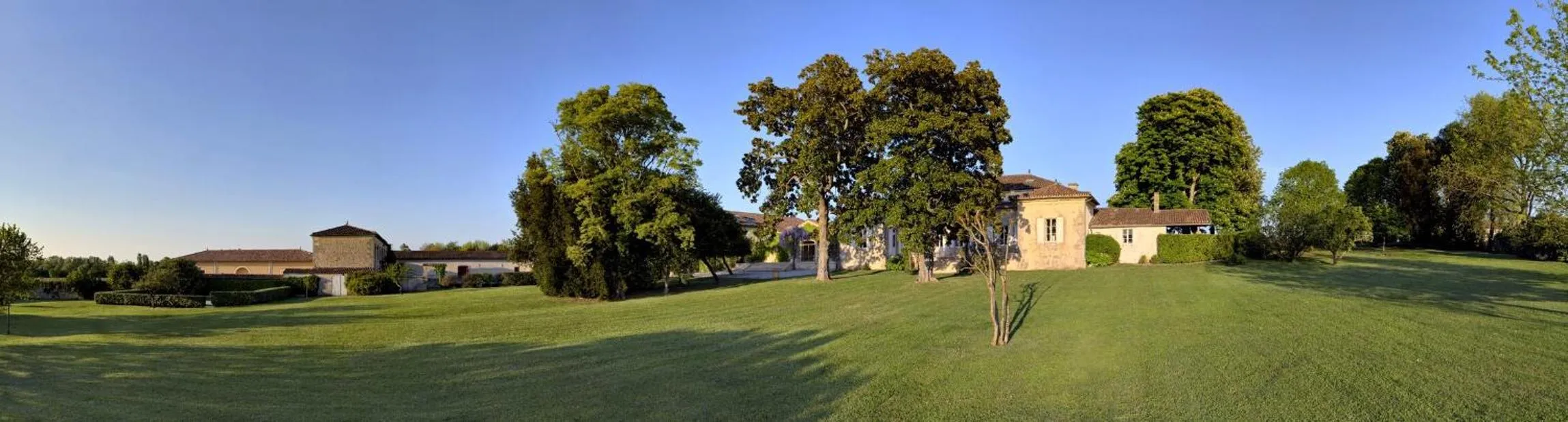 Property building in Château Ormes de Pez