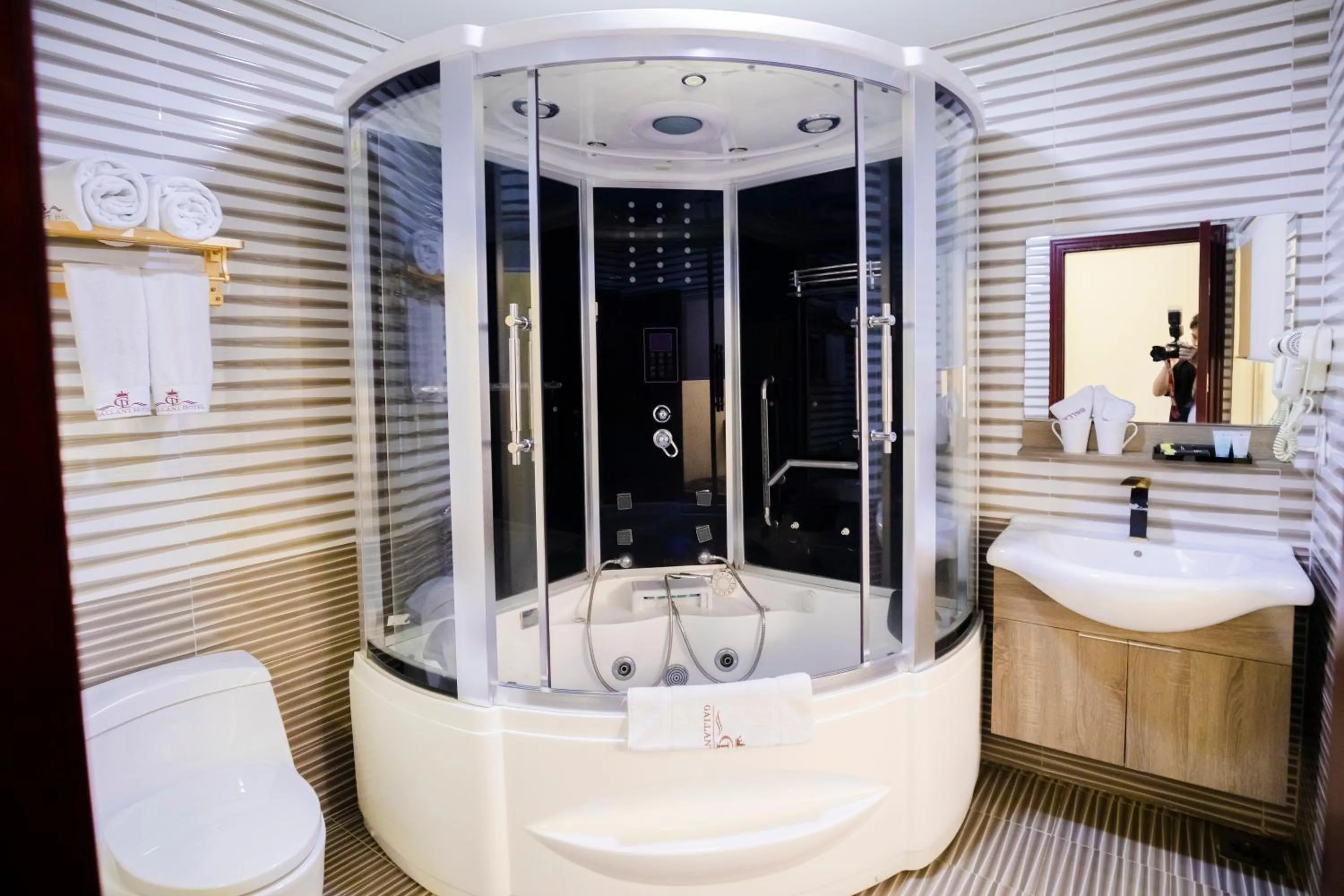 Shower in Gallant Hotel 154 - Near Cat Bi Airport