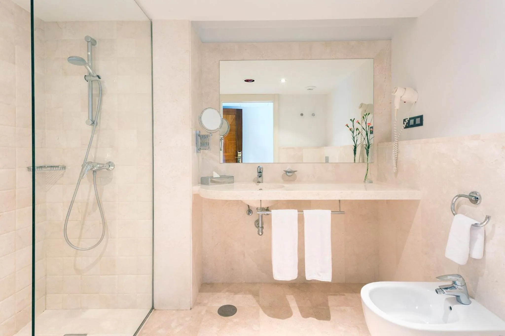 Shower in Hipotels Playa La Barrosa - Adults Only