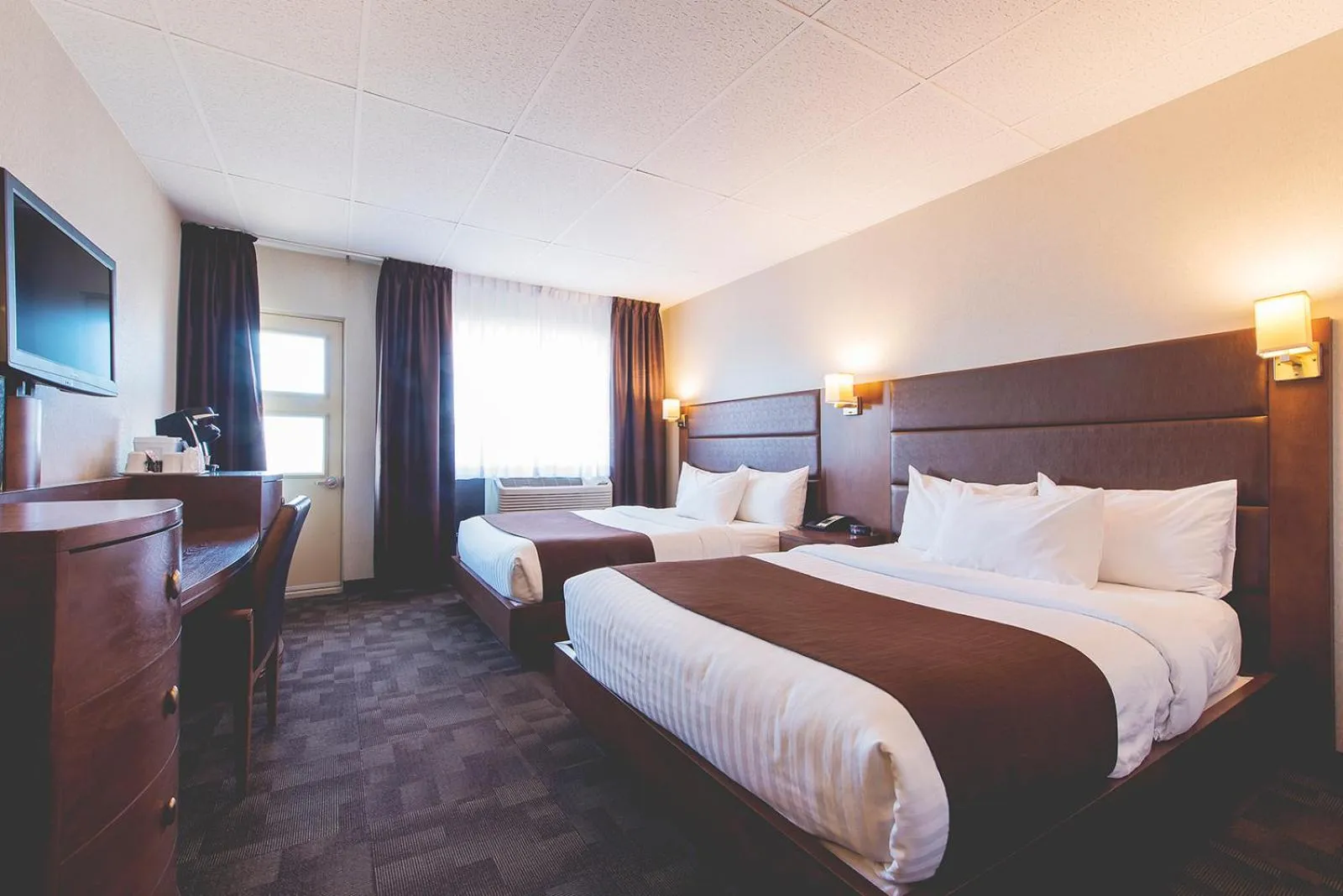 Photo of the whole room, Bed in Hotel Continental Centre-Ville