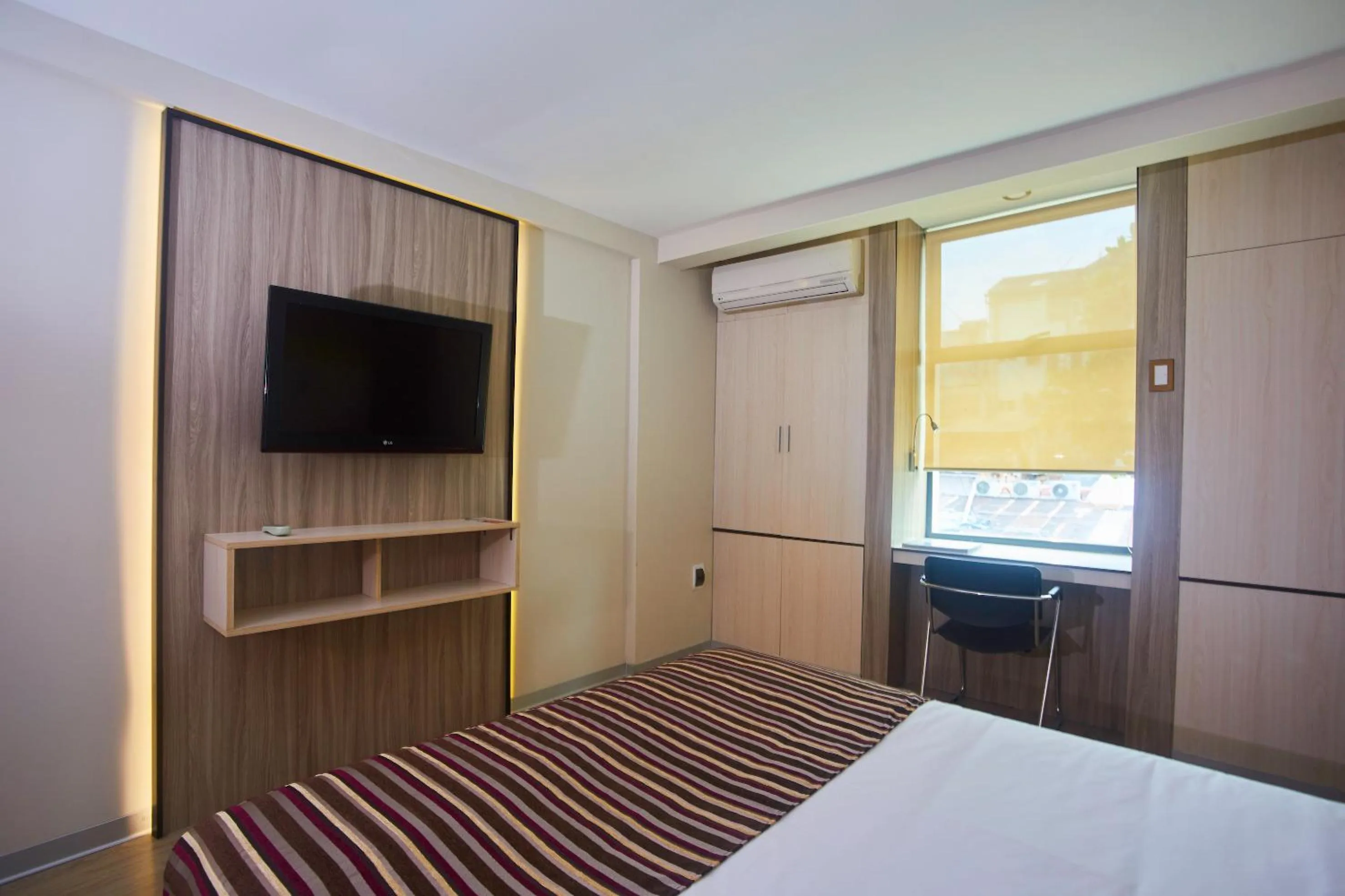 Communal lounge/ TV room, Bed in Victoria Regia Hotel