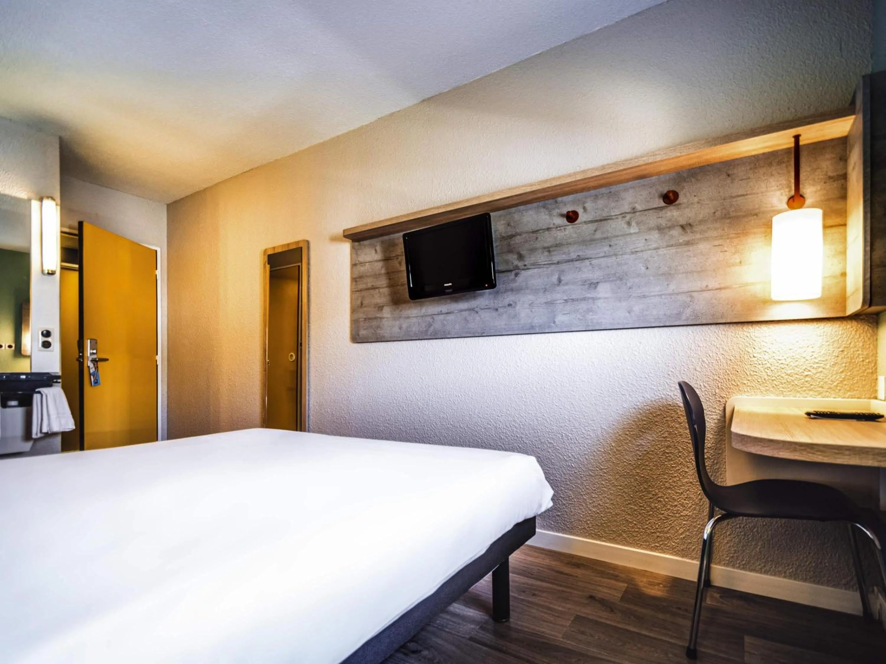 Bedroom, Bed in ibis budget Saint-Brieuc Yffiniac