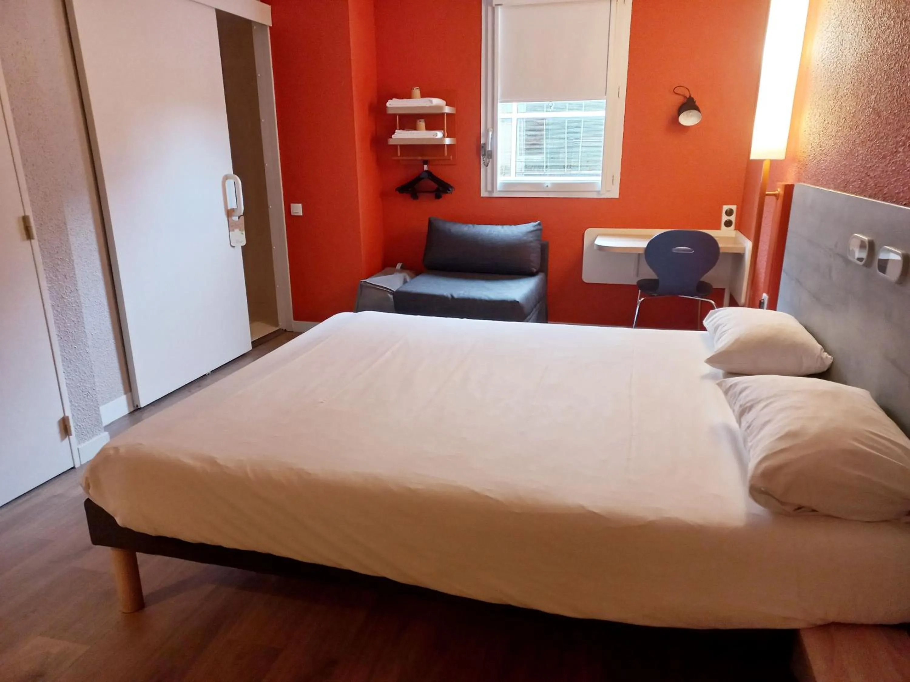 Bedroom, Bed in ibis budget Saint-Brieuc Yffiniac