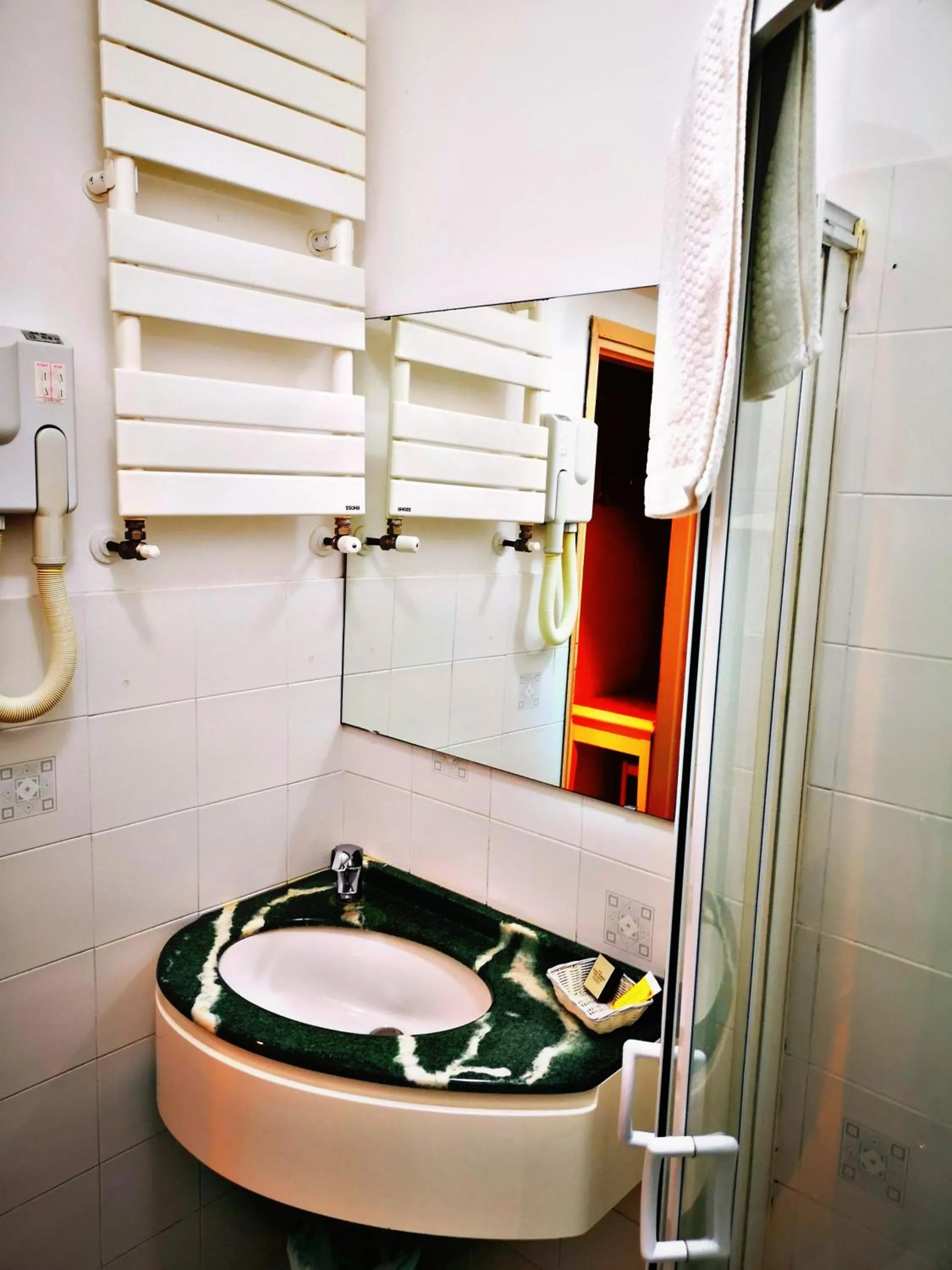 Bathroom in HOTEL AMBRA - Fronte Mare - Vicinissimi al Centro