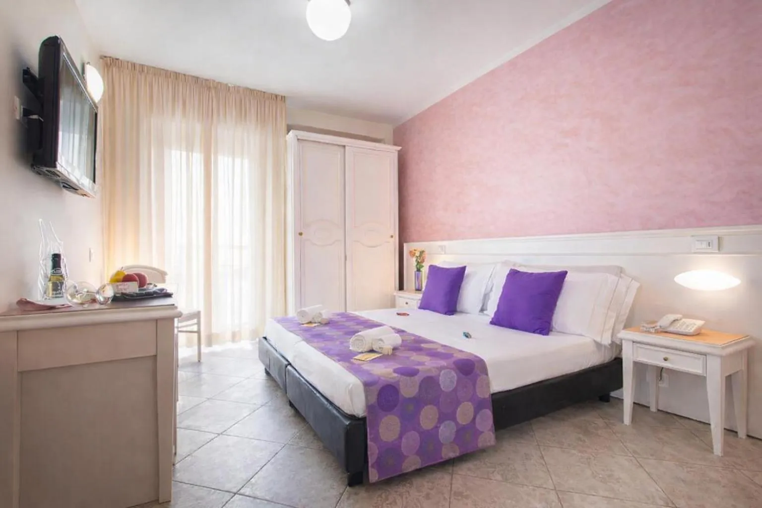 Bedroom, Bed in HOTEL AMBRA - Fronte Mare - Vicinissimi al Centro