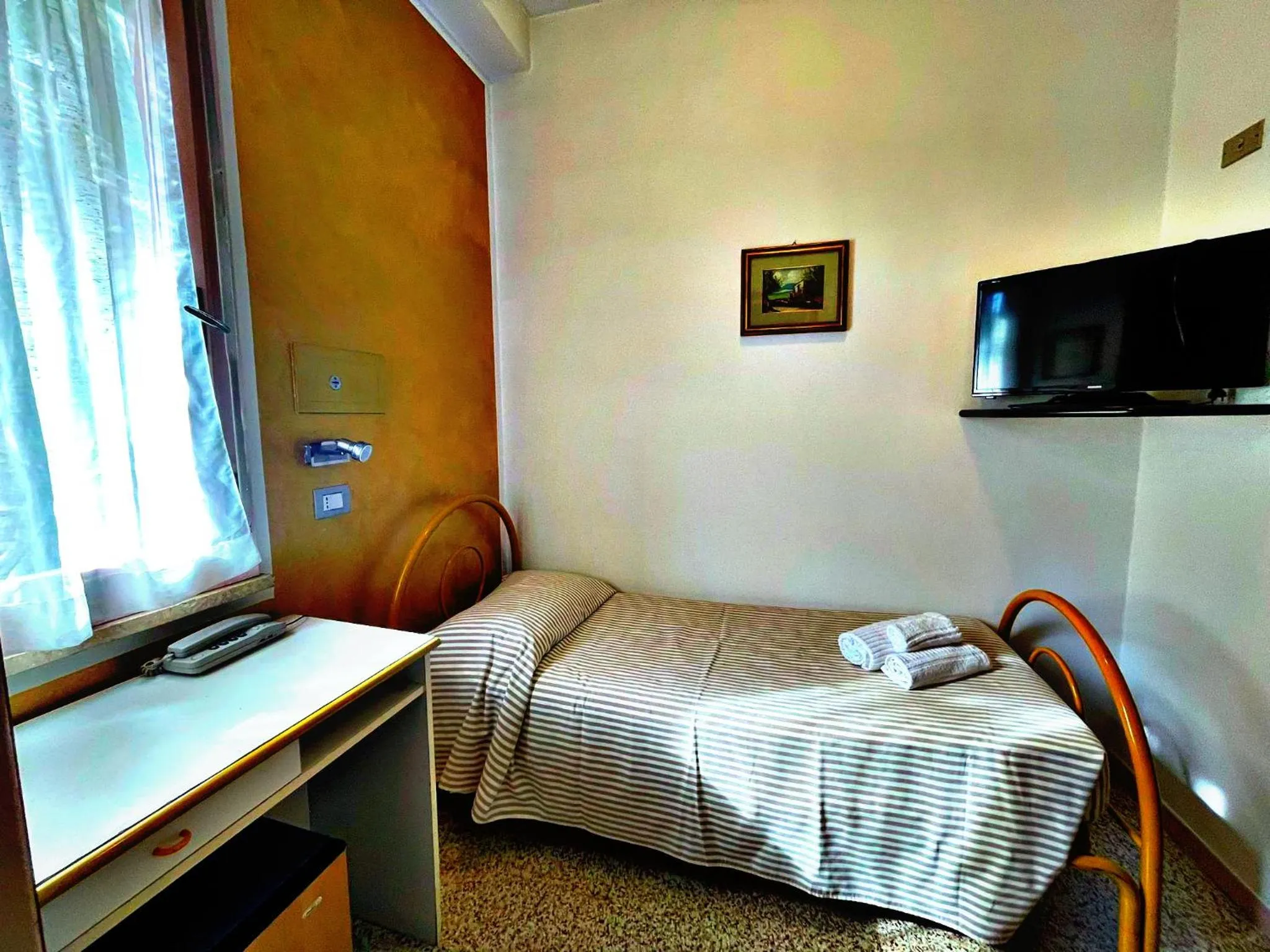 Bedroom, Bed in HOTEL AMBRA - Fronte Mare - Vicinissimi al Centro