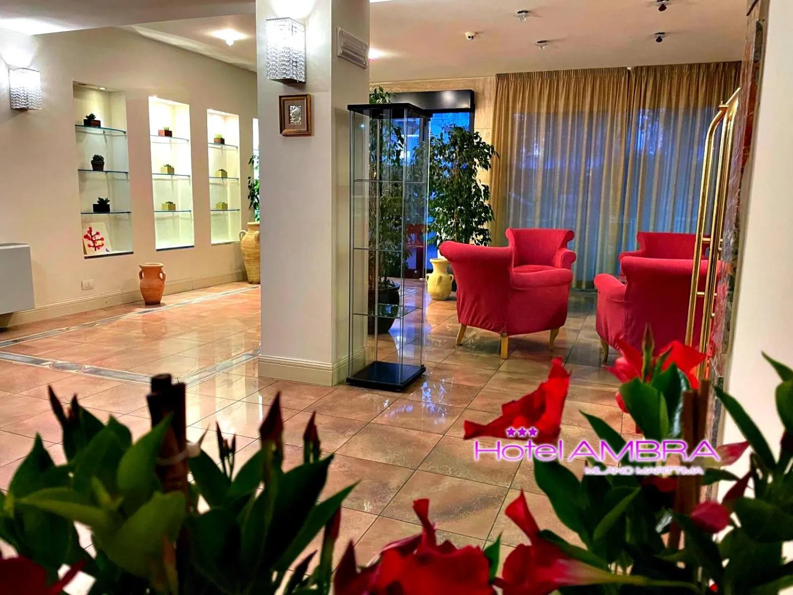 Lobby or reception in HOTEL AMBRA - Fronte Mare - Vicinissimi al Centro