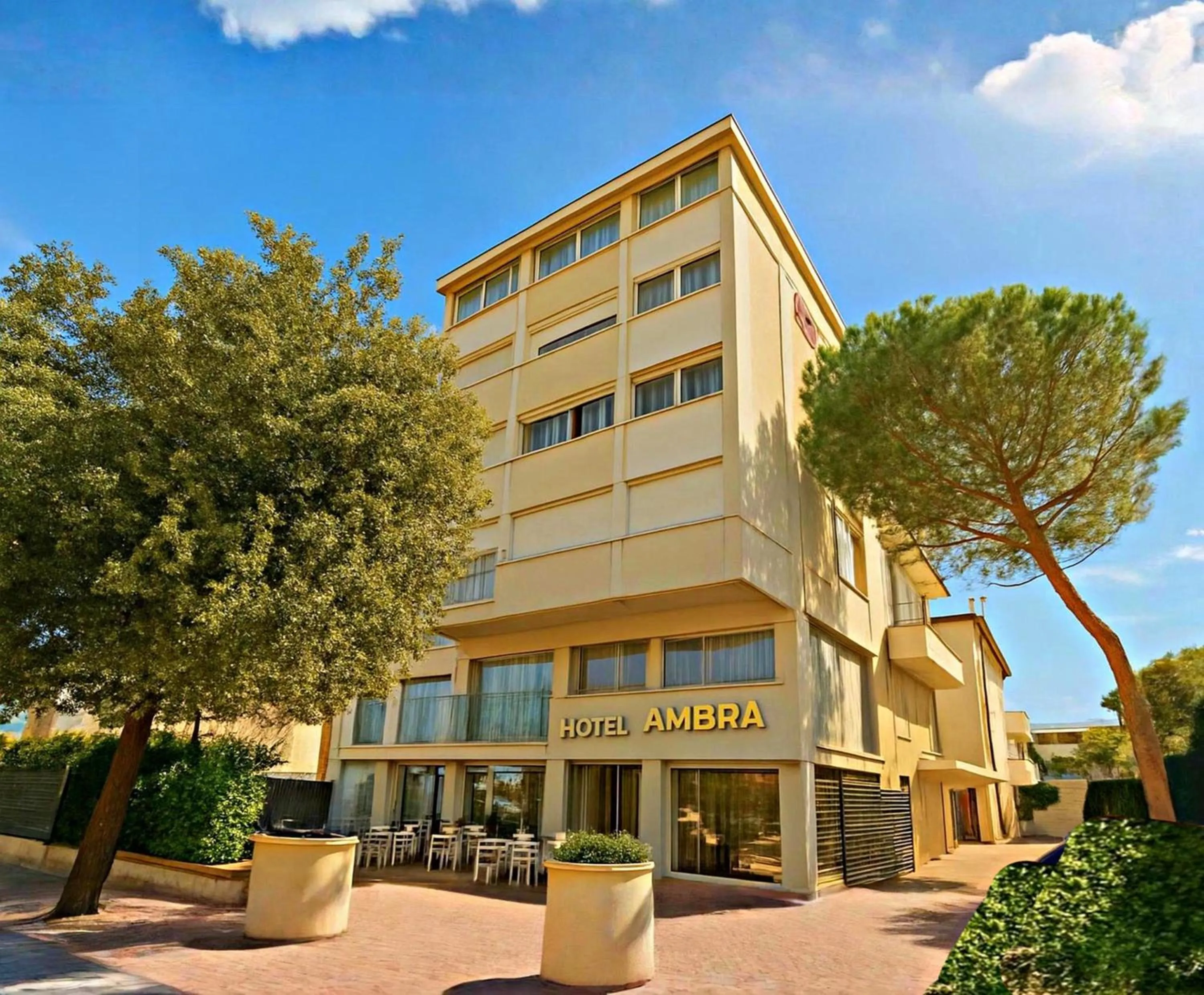 Property building in HOTEL AMBRA - Fronte Mare - Vicinissimi al Centro
