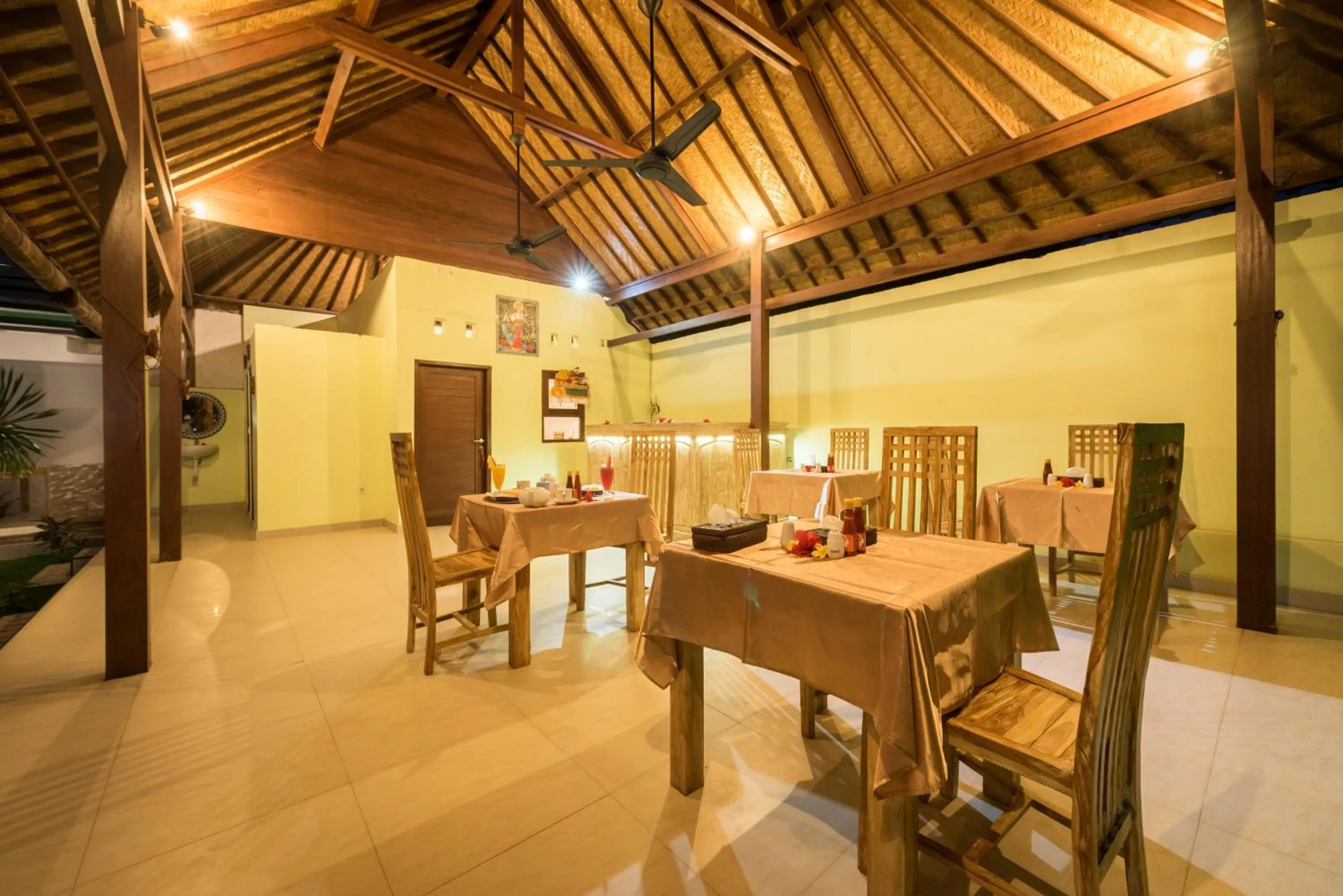 Restaurant/places to eat in Queen Villa