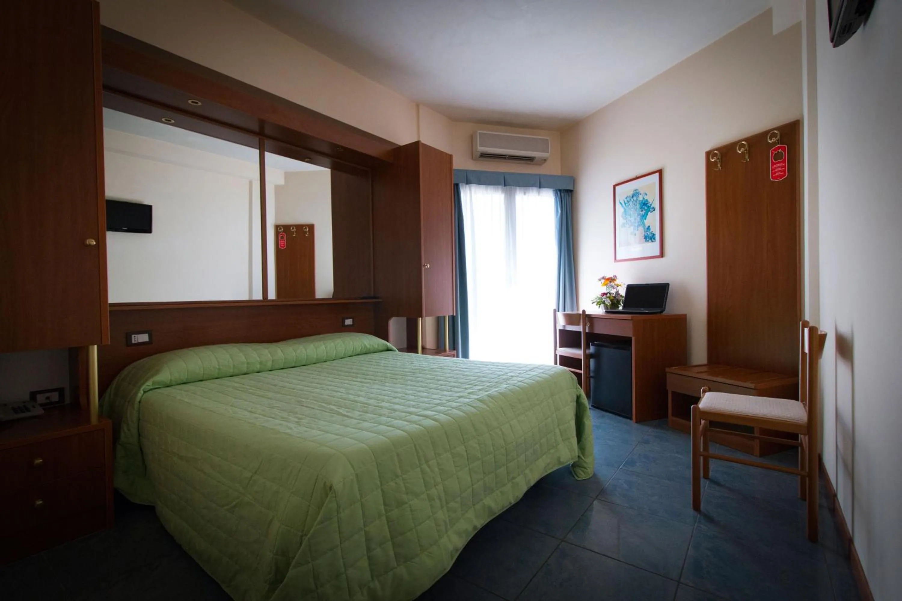 TV and multimedia, Bed in Hotel Gabbiano