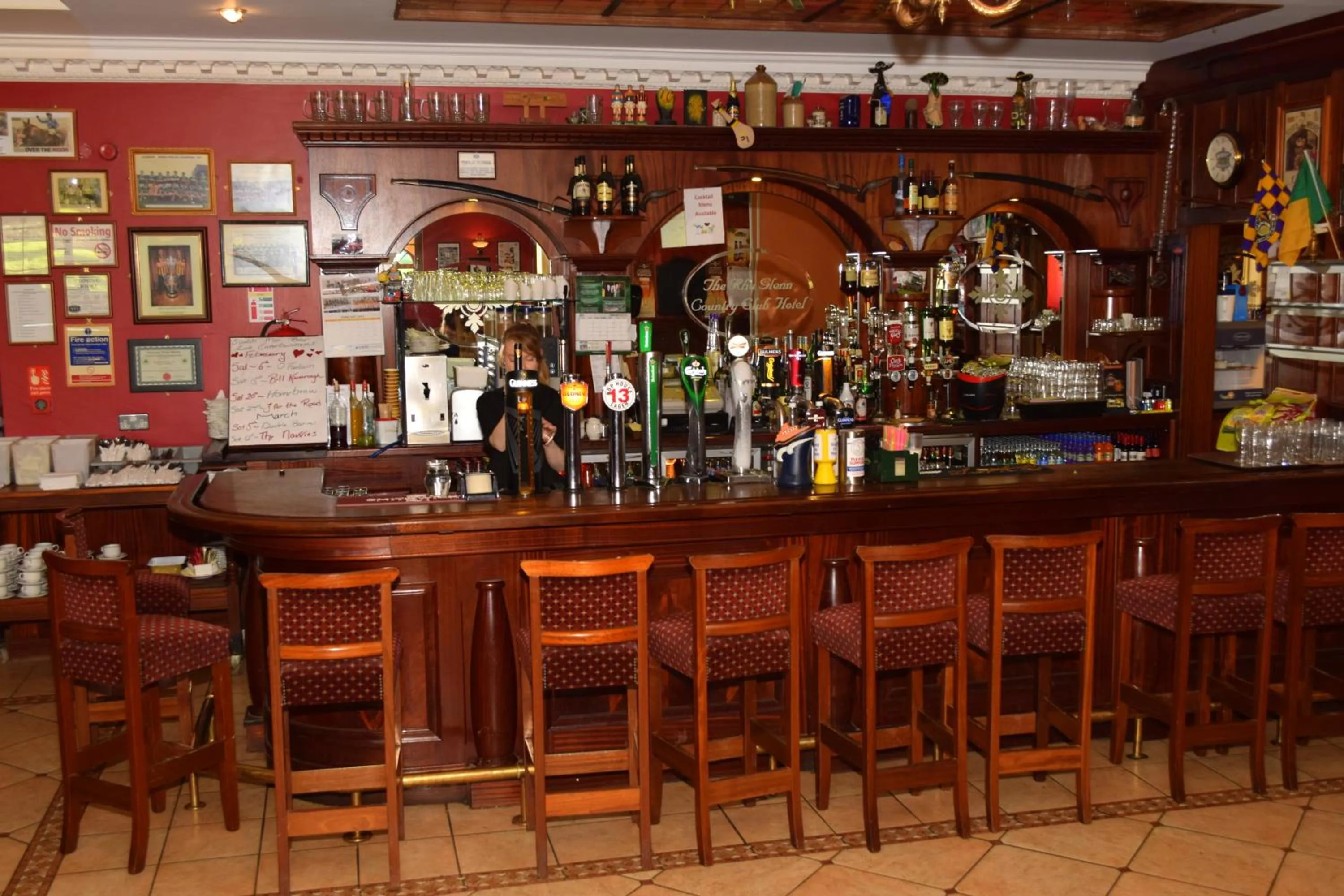 Lounge or bar in Rhu Glenn Hotel
