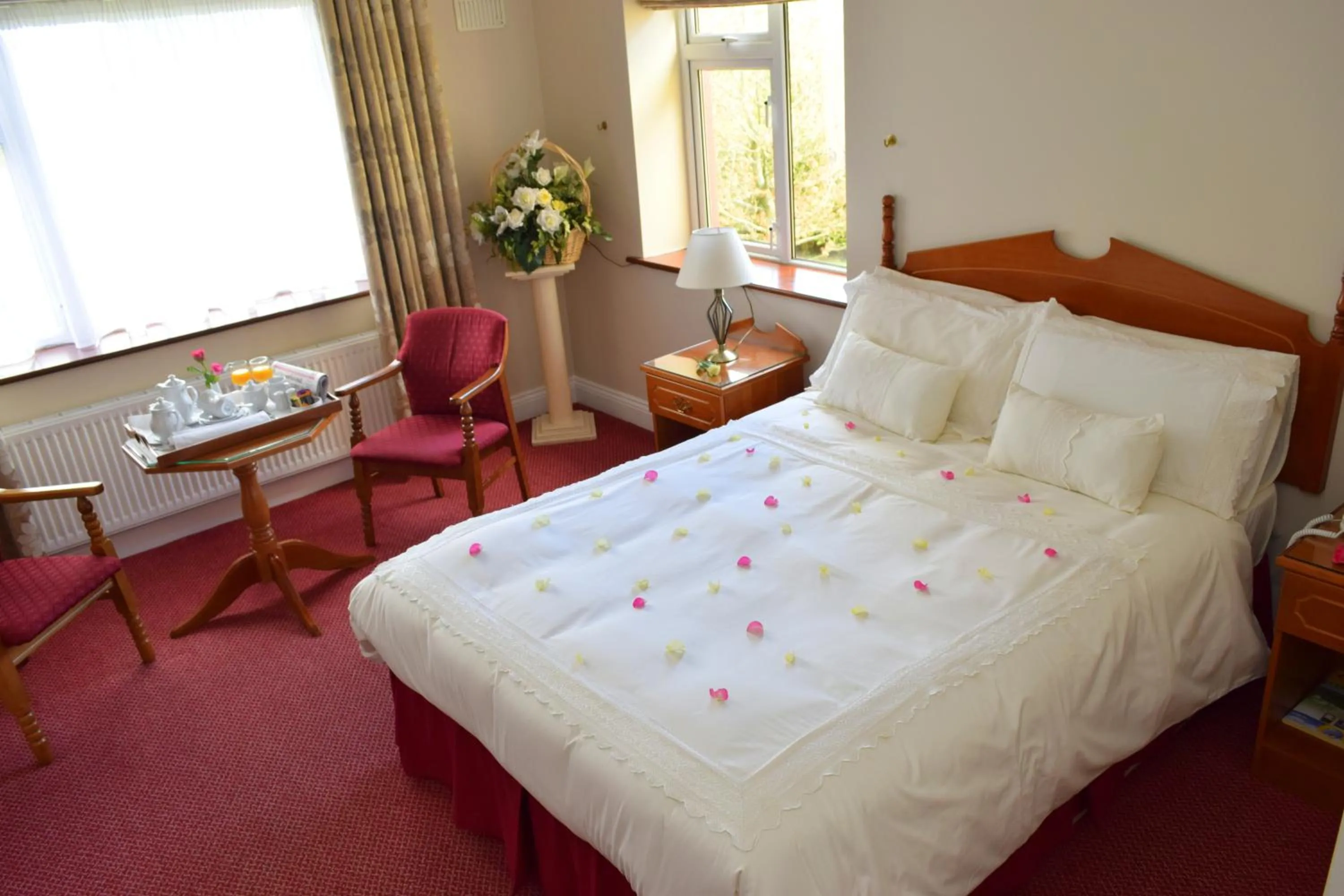 Photo of the whole room, Bed in Rhu Glenn Hotel